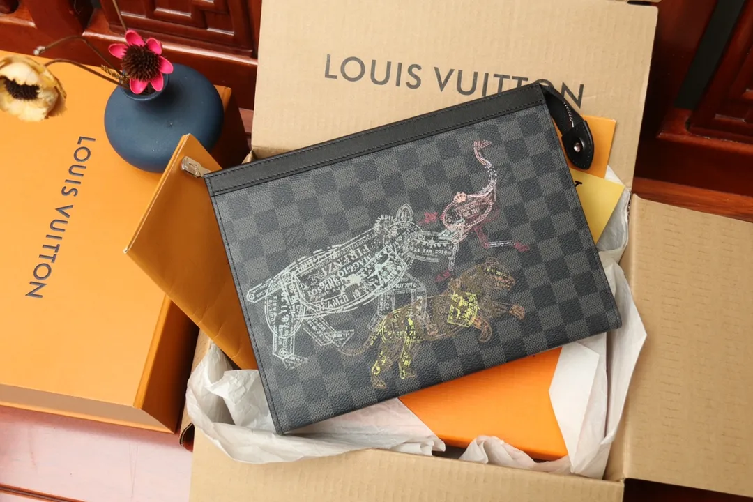 LV【LOUIS VUITTON  公式 旗艦店】 ルイヴィトン   クラッチバッグ 当日出荷 好評に付き再入荷！24*21*6CM  241101