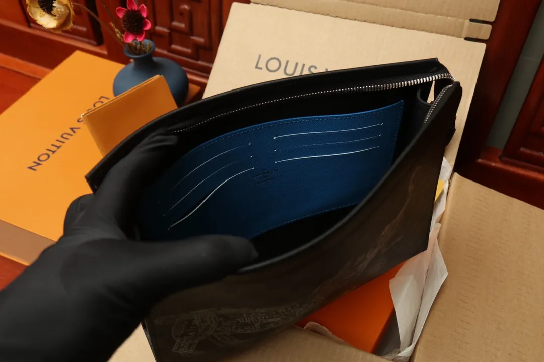 LV【LOUIS VUITTON  公式 旗艦店】 ルイヴィトン   クラッチバッグ 当日出荷 好評に付き再入荷！24*21*6CM  241101