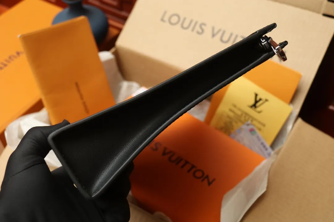 LV【LOUIS VUITTON  公式 旗艦店】 ルイヴィトン   クラッチバッグ 当日出荷 好評に付き再入荷！24*21*6CM  241101