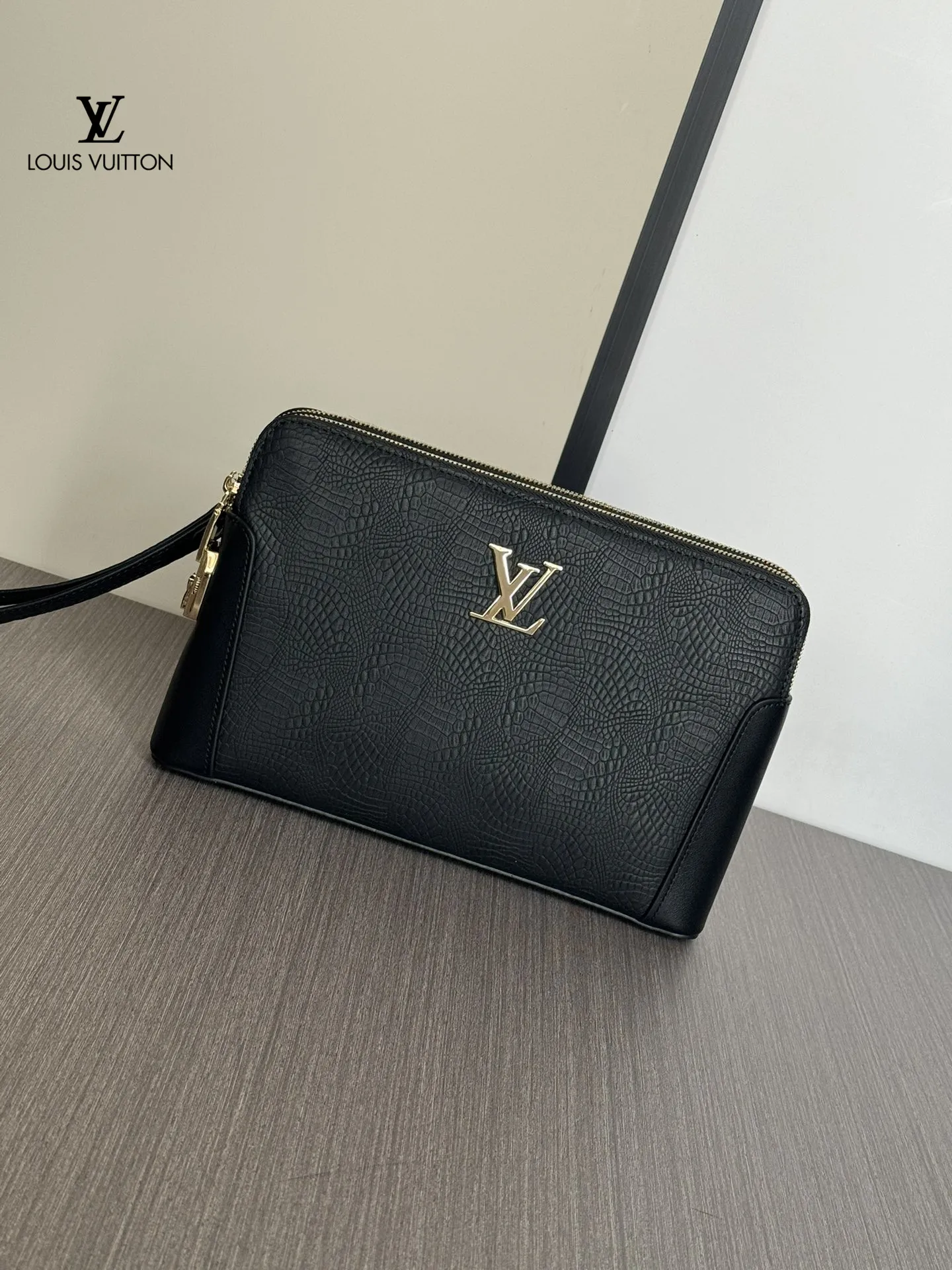 LV【LOUIS VUITTON  公式 旗艦店】 ルイヴィトン   クラッチバッグ 当日出荷 好評に付き再入荷！27*17*4CM  241101