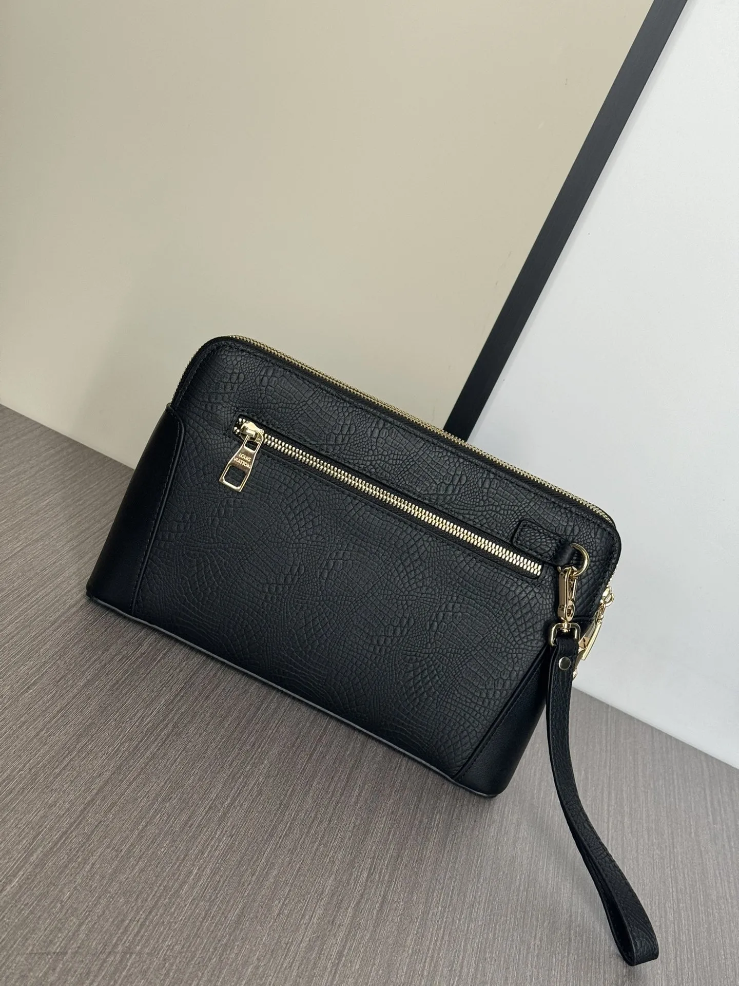 LV【LOUIS VUITTON  公式 旗艦店】 ルイヴィトン   クラッチバッグ 当日出荷 好評に付き再入荷！27*17*4CM  241101