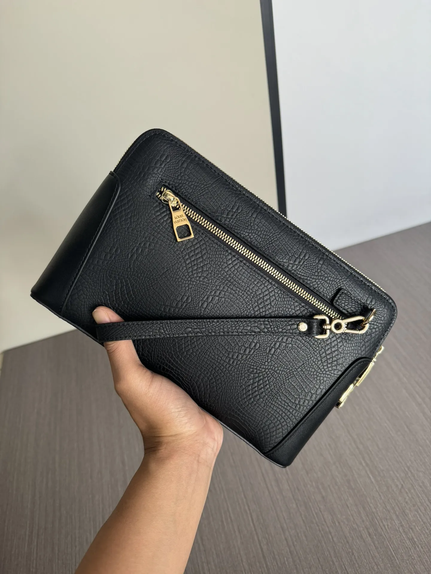 LV【LOUIS VUITTON  公式 旗艦店】 ルイヴィトン   クラッチバッグ 当日出荷 好評に付き再入荷！27*17*4CM  241101
