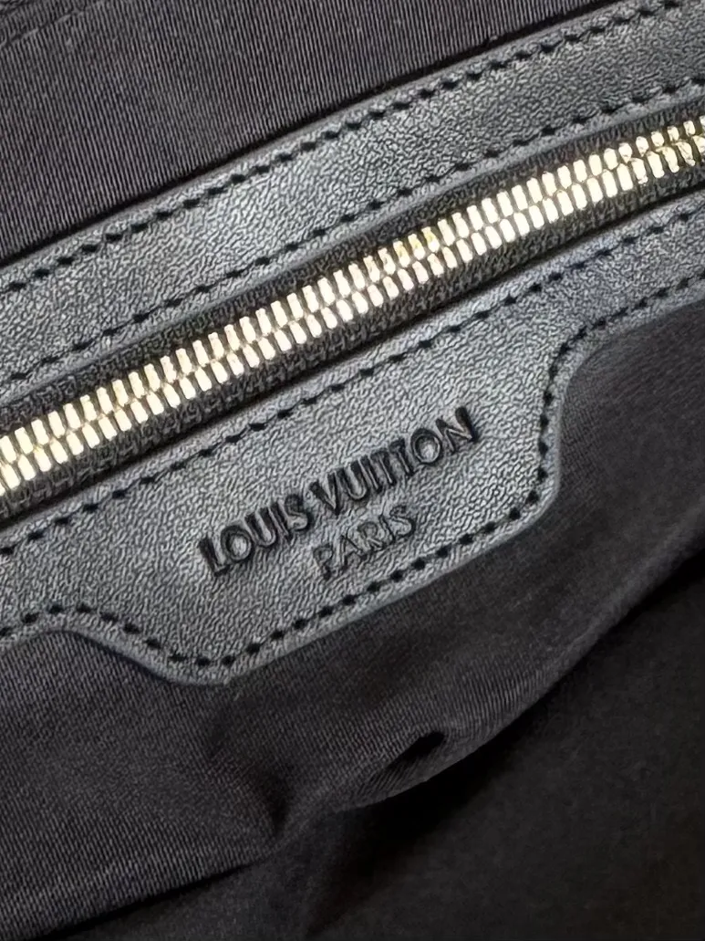 LV【LOUIS VUITTON  公式 旗艦店】 ルイヴィトン   クラッチバッグ 当日出荷 好評に付き再入荷！27*17*4CM  241101