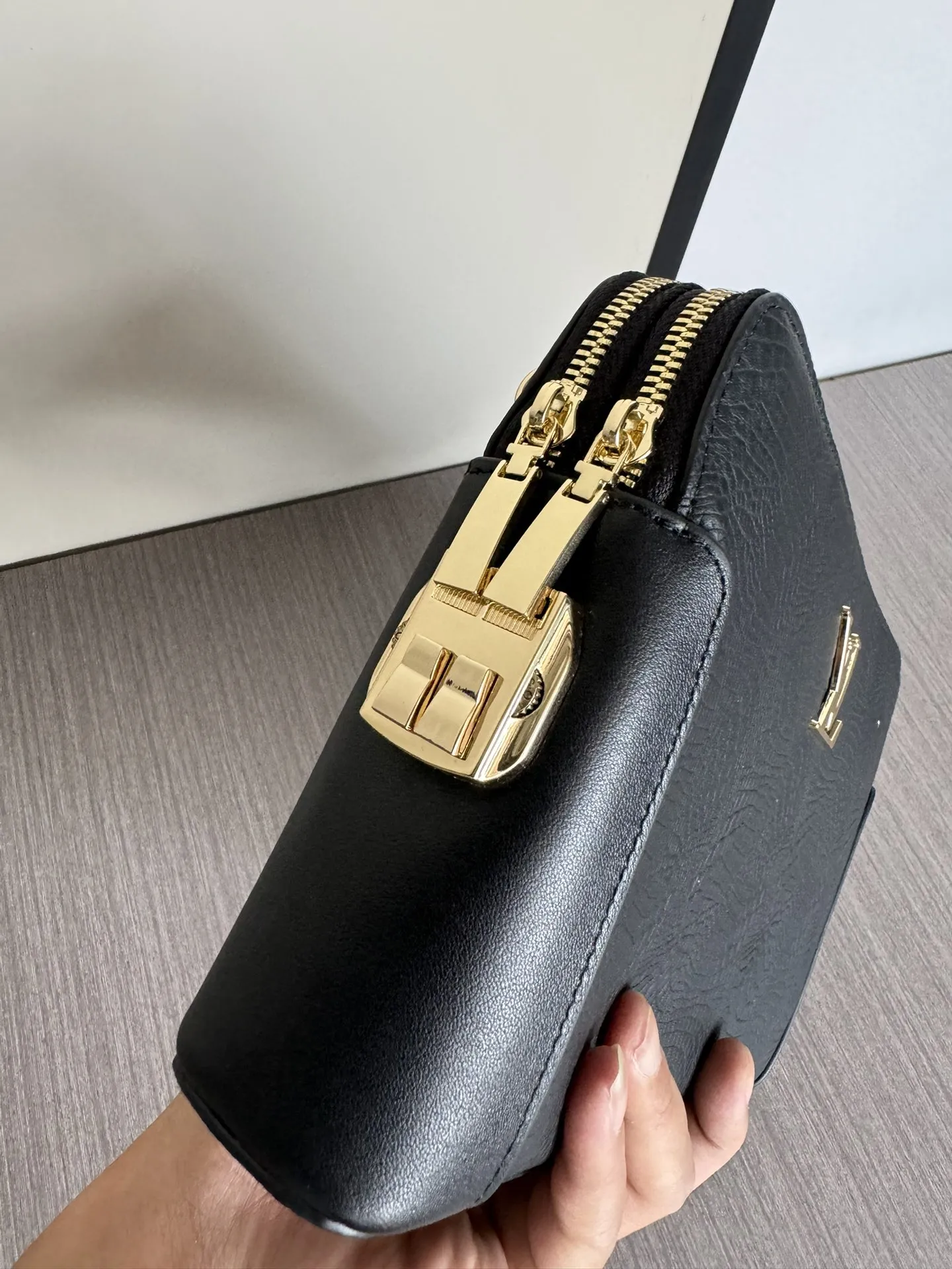 LV【LOUIS VUITTON  公式 旗艦店】 ルイヴィトン   クラッチバッグ 当日出荷 好評に付き再入荷！27*17*4CM  241101