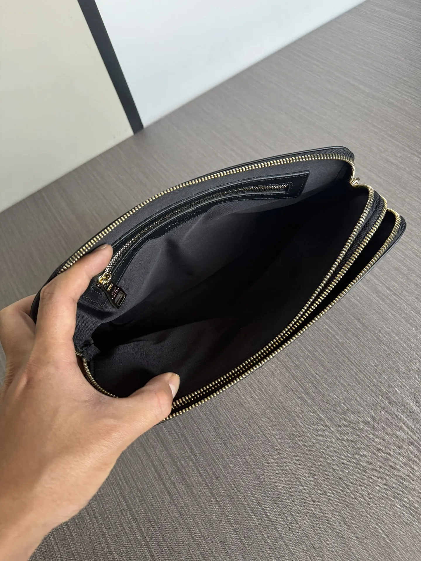 LV【LOUIS VUITTON  公式 旗艦店】 ルイヴィトン   クラッチバッグ 当日出荷 好評に付き再入荷！27*17*4CM  241101
