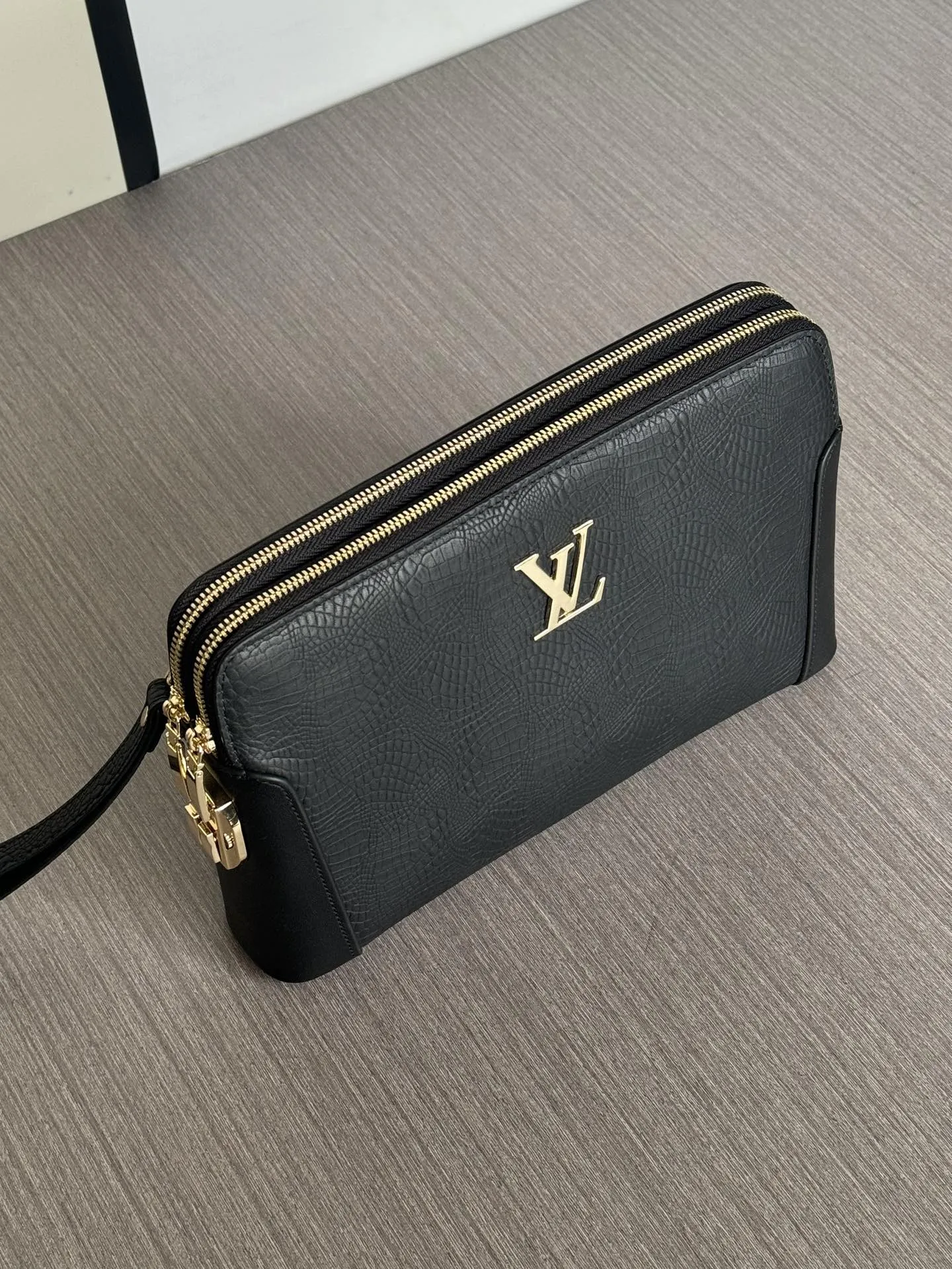 LV【LOUIS VUITTON  公式 旗艦店】 ルイヴィトン   クラッチバッグ 当日出荷 好評に付き再入荷！27*17*4CM  241101