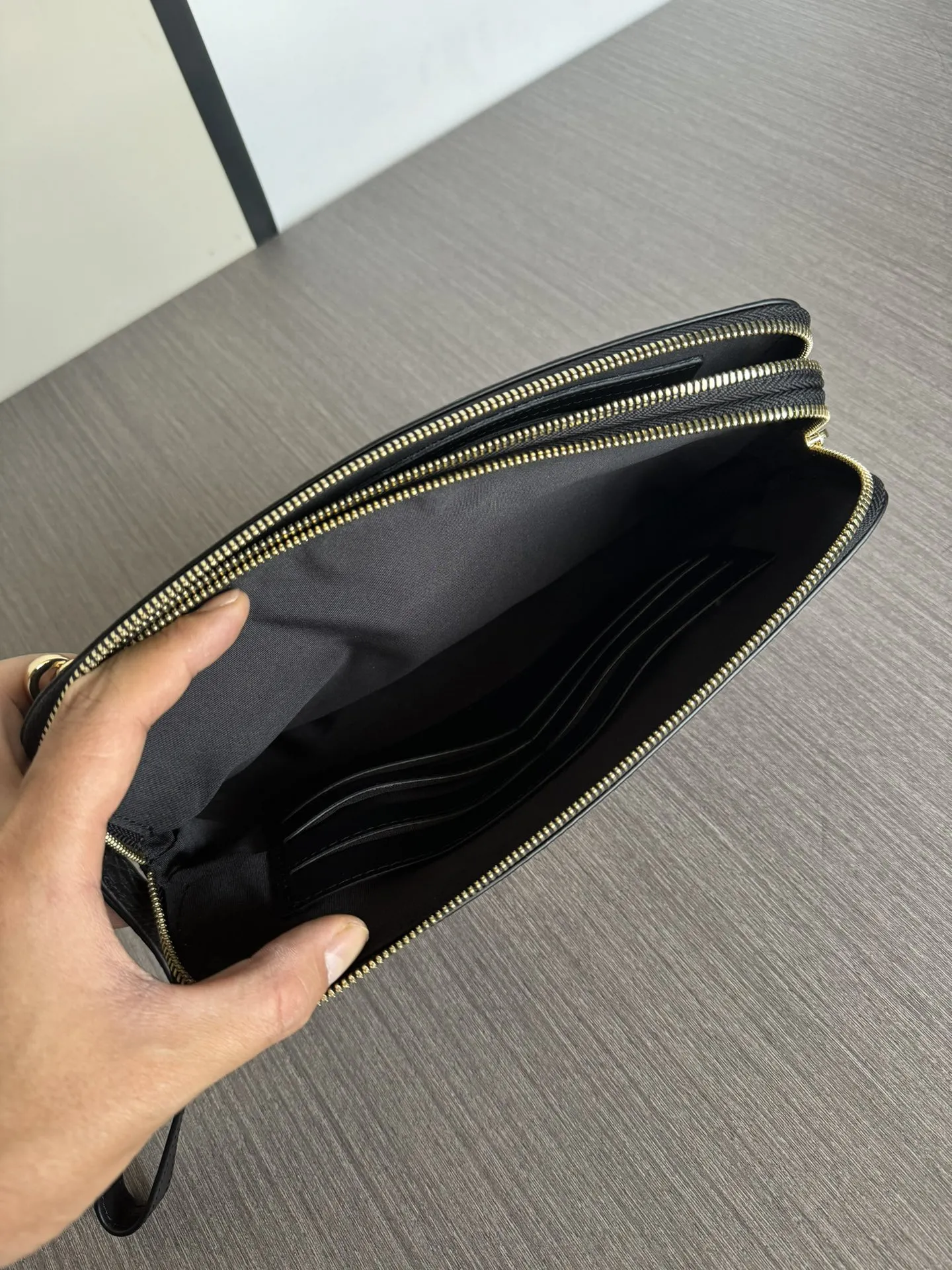 LV【LOUIS VUITTON  公式 旗艦店】 ルイヴィトン   クラッチバッグ 当日出荷 好評に付き再入荷！27*17*4CM  241101