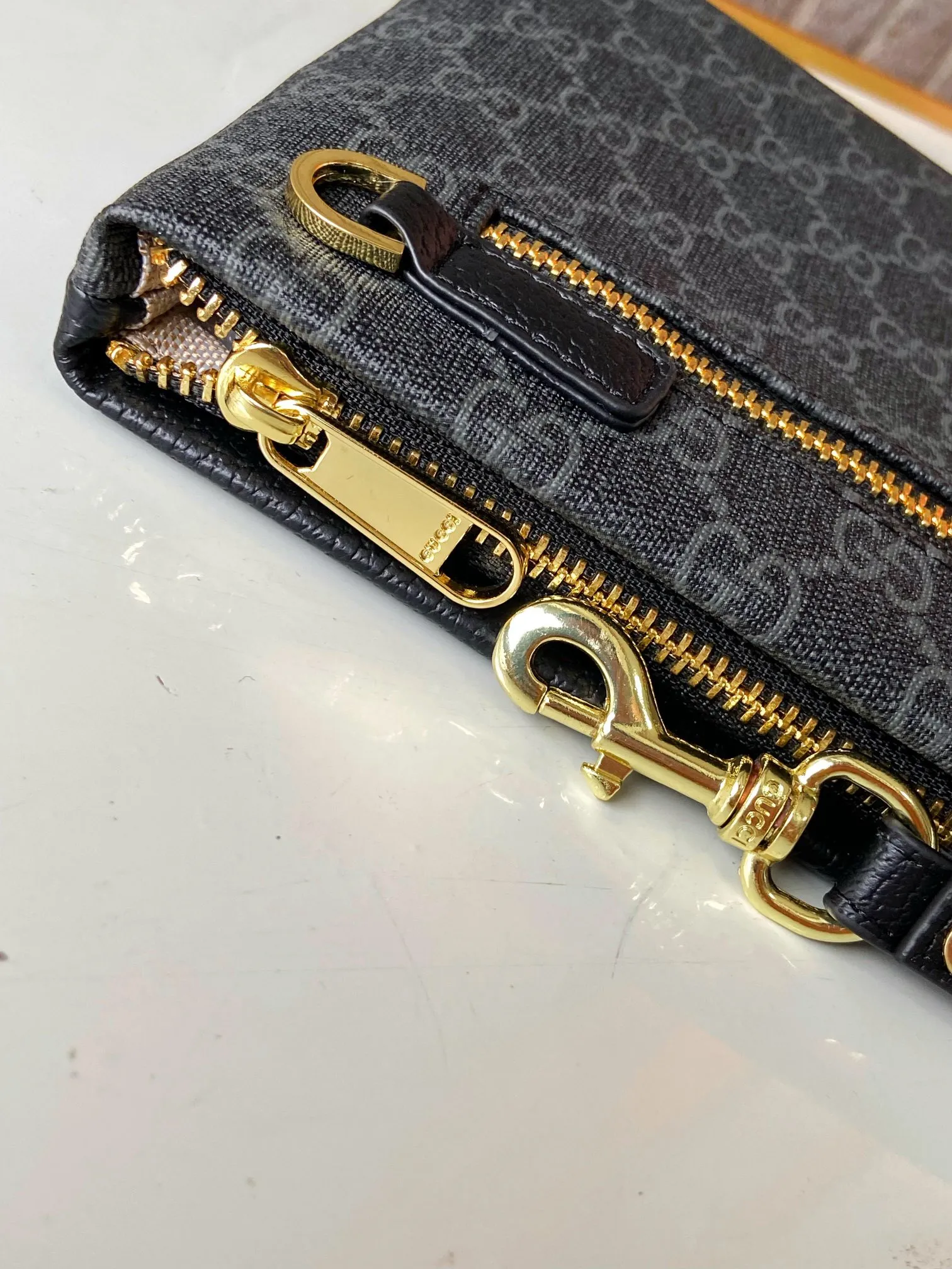 【GUCCI  公式 旗艦店】 グッチ   クラッチバッグ 当日出荷 好評に付き再入荷！28*18*2.5CM  241101