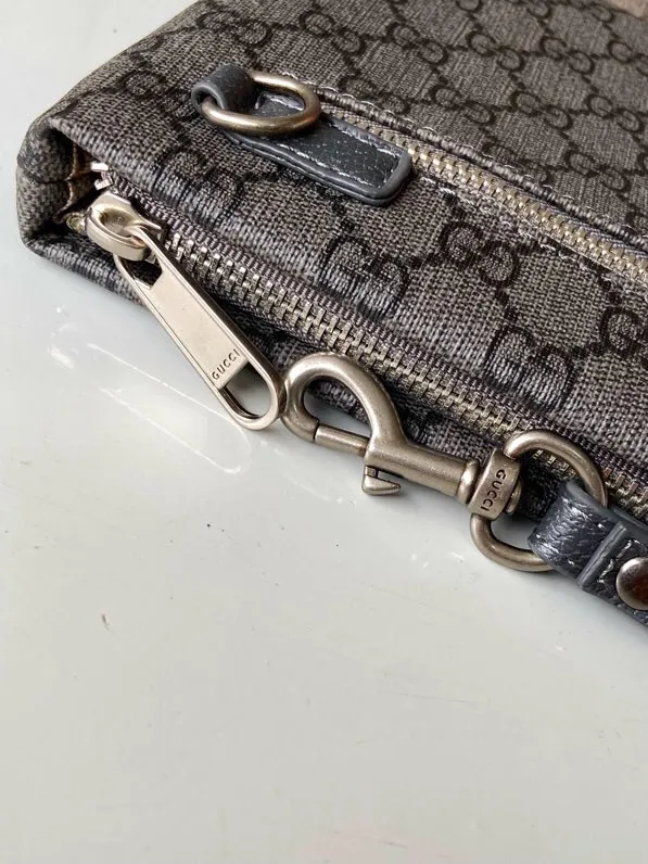 【GUCCI  公式 旗艦店】 グッチ   クラッチバッグ 当日出荷 好評に付き再入荷！28*18*2.5CM  241101