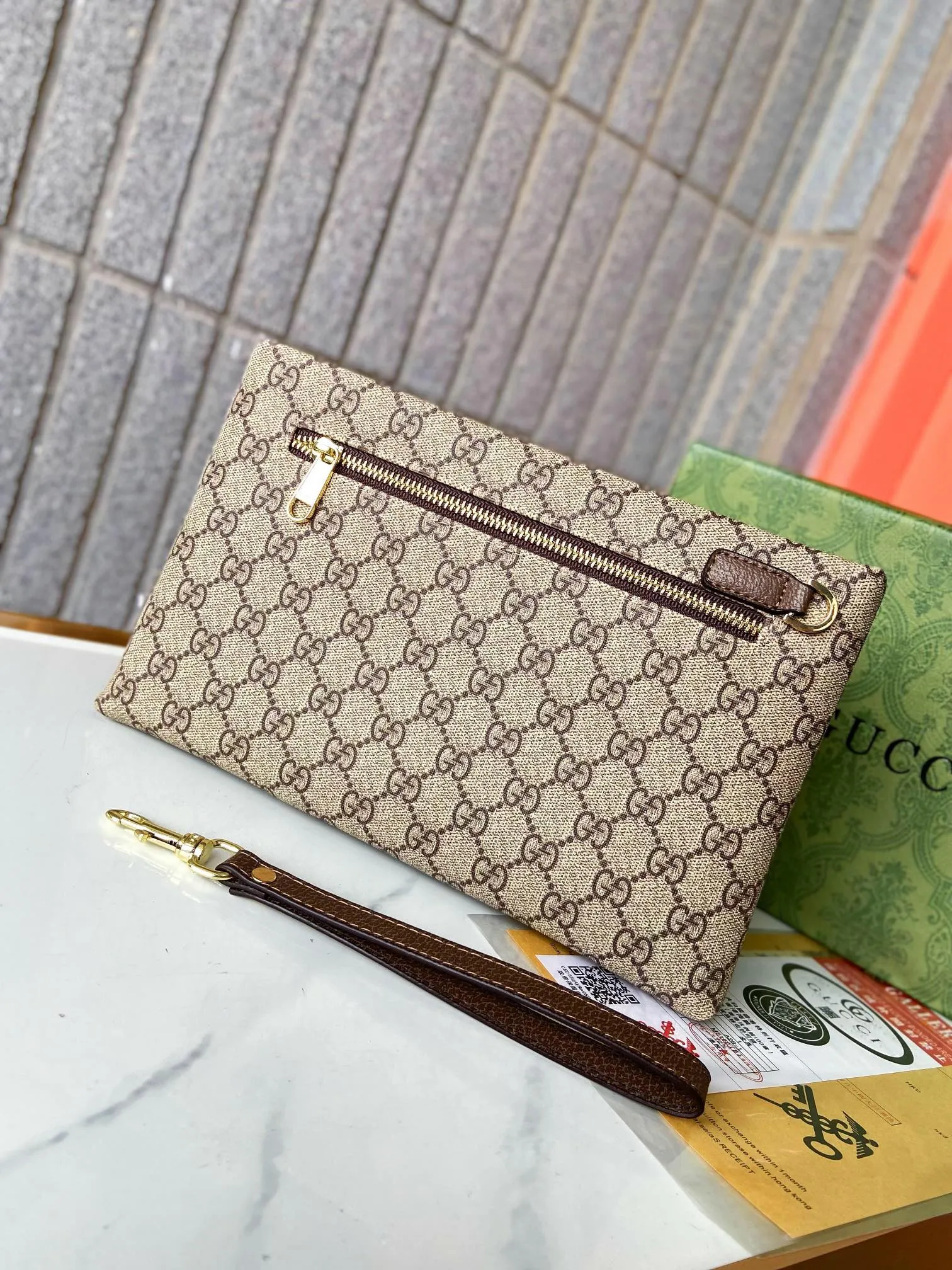 【GUCCI  公式 旗艦店】 グッチ   クラッチバッグ 当日出荷 好評に付き再入荷！28*18*2.5CM  241101