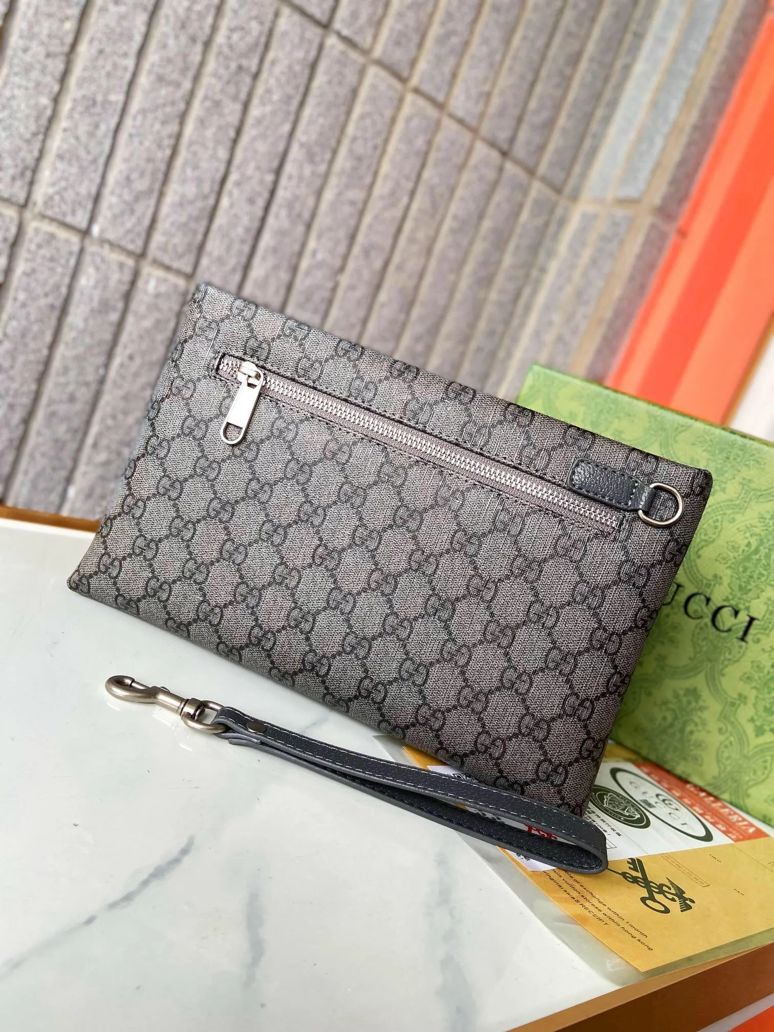 【GUCCI  公式 旗艦店】 グッチ   クラッチバッグ 当日出荷 好評に付き再入荷！28*18*2.5CM  241101