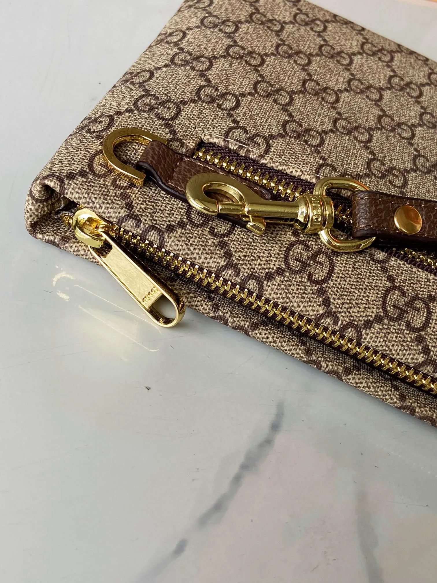 【GUCCI  公式 旗艦店】 グッチ   クラッチバッグ 当日出荷 好評に付き再入荷！28*18*2.5CM  241101