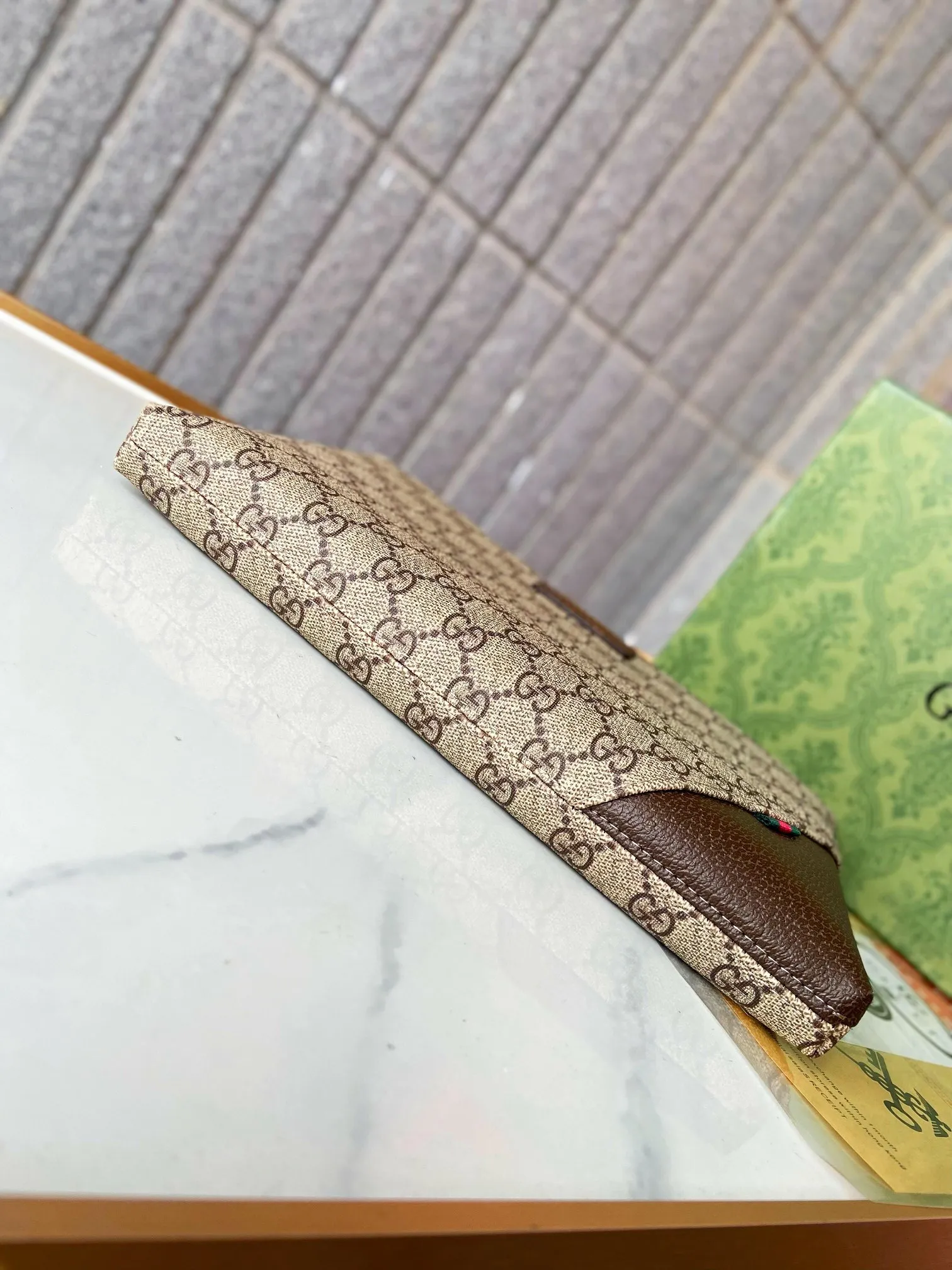 【GUCCI  公式 旗艦店】 グッチ   クラッチバッグ 当日出荷 好評に付き再入荷！28*18*2.5CM  241101