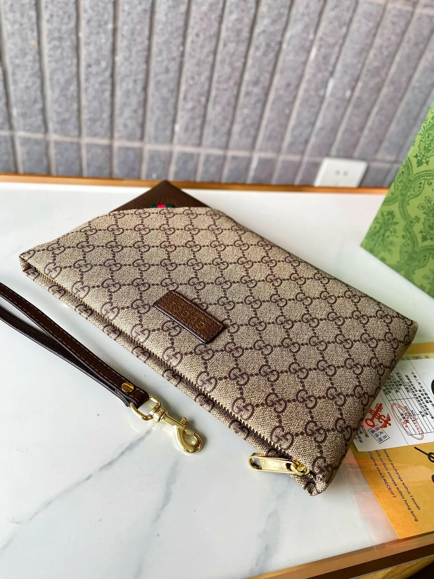 【GUCCI  公式 旗艦店】 グッチ   クラッチバッグ 当日出荷 好評に付き再入荷！28*18*2.5CM  241101