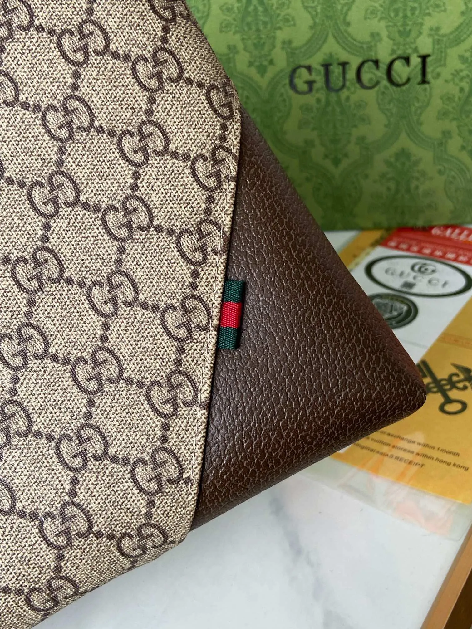 【GUCCI  公式 旗艦店】 グッチ   クラッチバッグ 当日出荷 好評に付き再入荷！28*18*2.5CM  241101