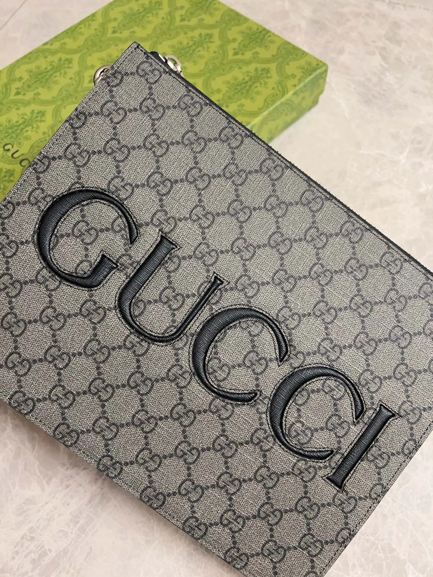 【GUCCI  公式 旗艦店】 グッチ   クラッチバッグ 当日出荷 好評に付き再入荷！22*28*3CM  241101