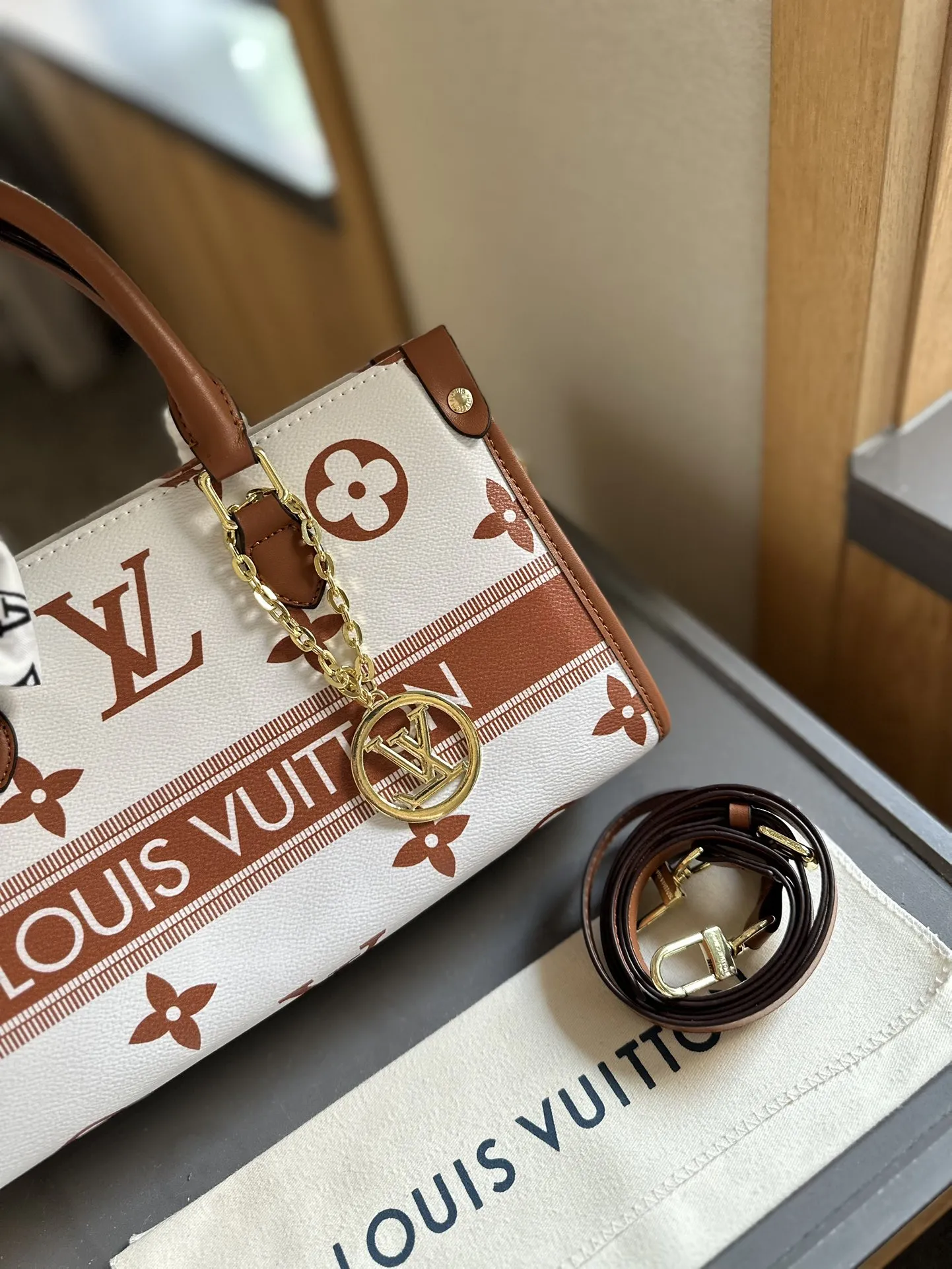 【LOUIS VUITTON 公式旗艦店】ルイヴィトン  斜めがけバッグ 当日出荷 好評に付き再入荷！25*14CM  240722