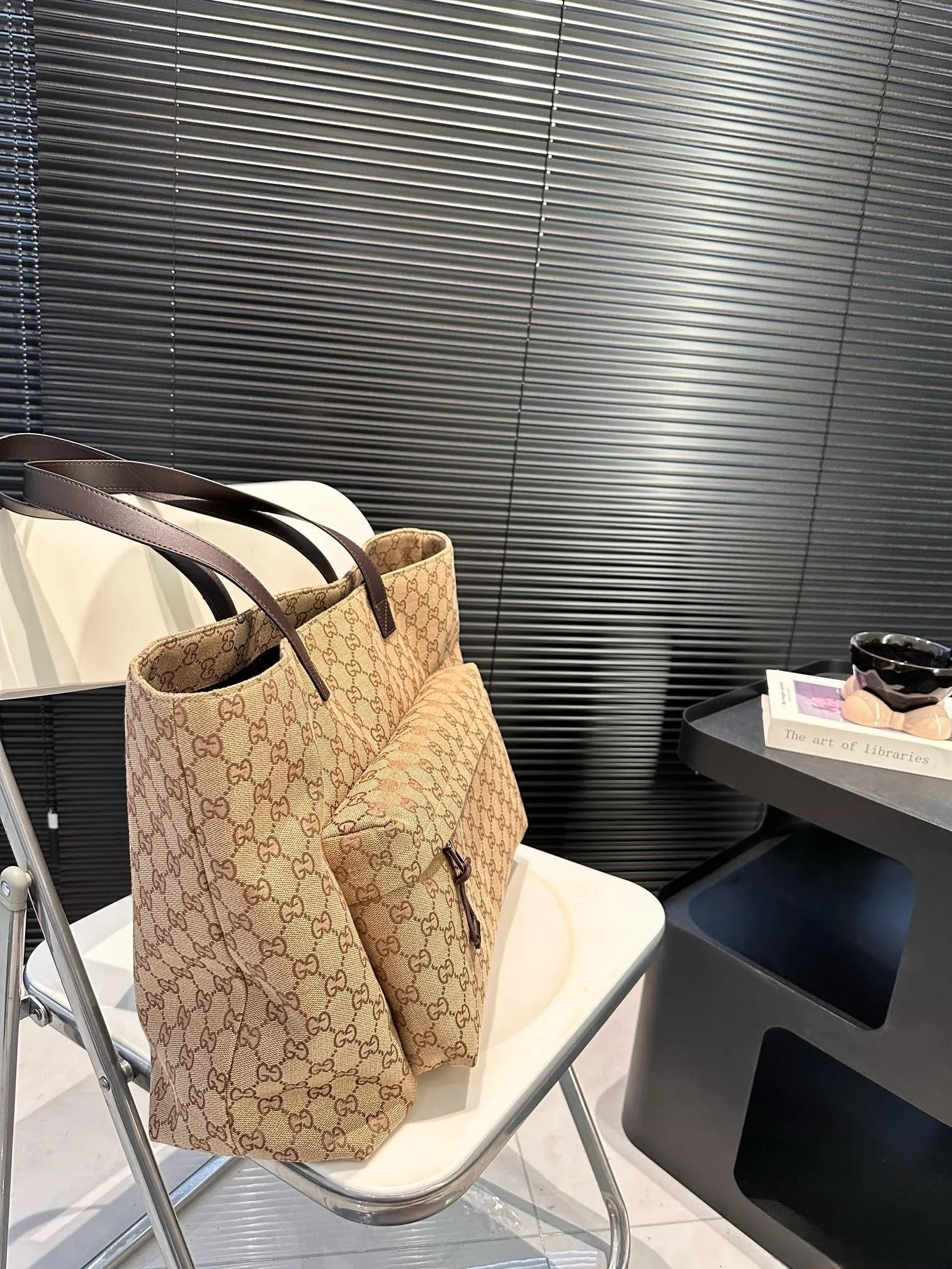 【GUCCI 公式旗艦店】グッチ ハンドバッグ 当日出荷 好評に付き再入荷！44*31CM  240724