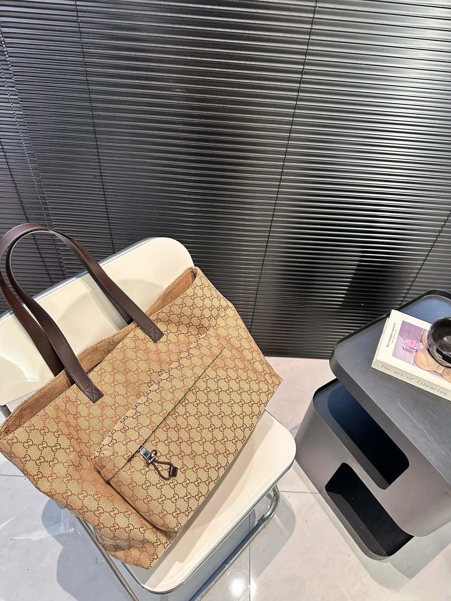 【GUCCI 公式旗艦店】グッチ ハンドバッグ 当日出荷 好評に付き再入荷！44*31CM  240724