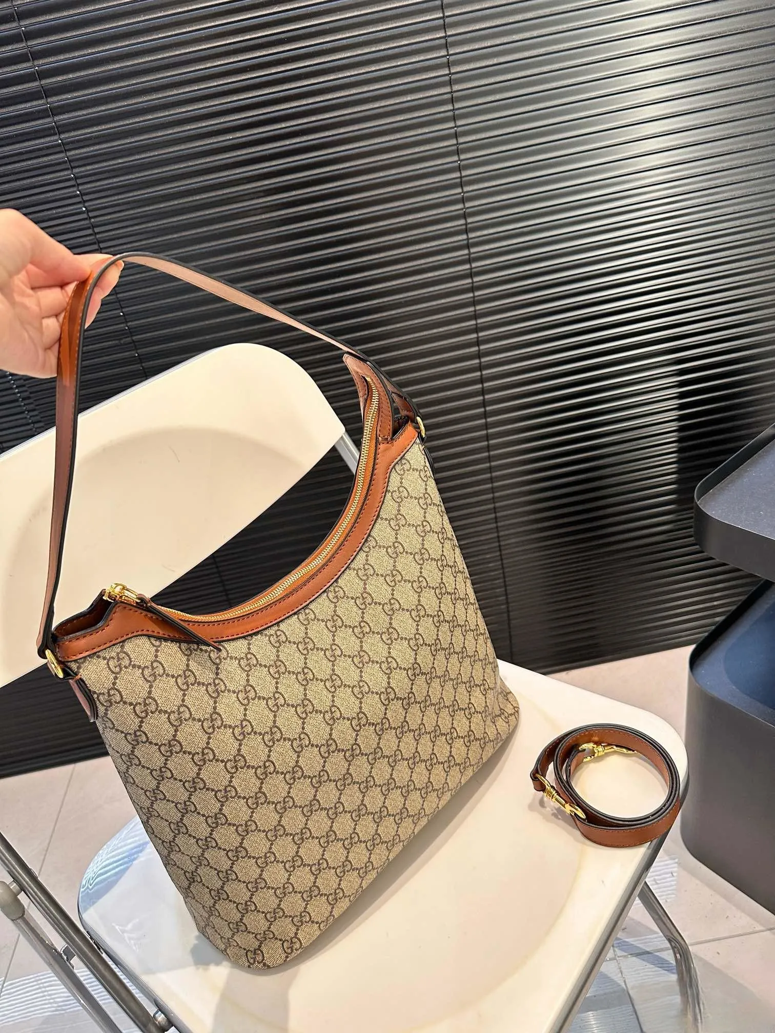 【GUCCI 公式旗艦店】グッチ ハンドバッグ 当日出荷 好評に付き再入荷！32*30CM  240724