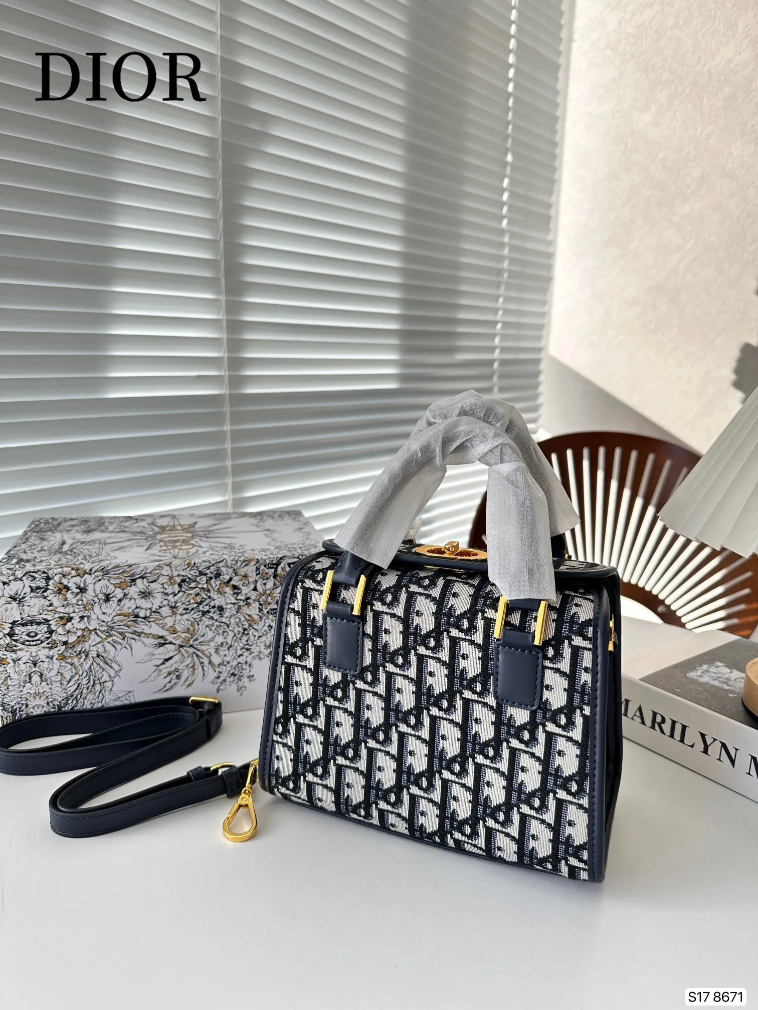【DIOR  公式旗艦店】ディオール  ハンドバッグ 当日出荷 好評に付き再入荷！20*15CM