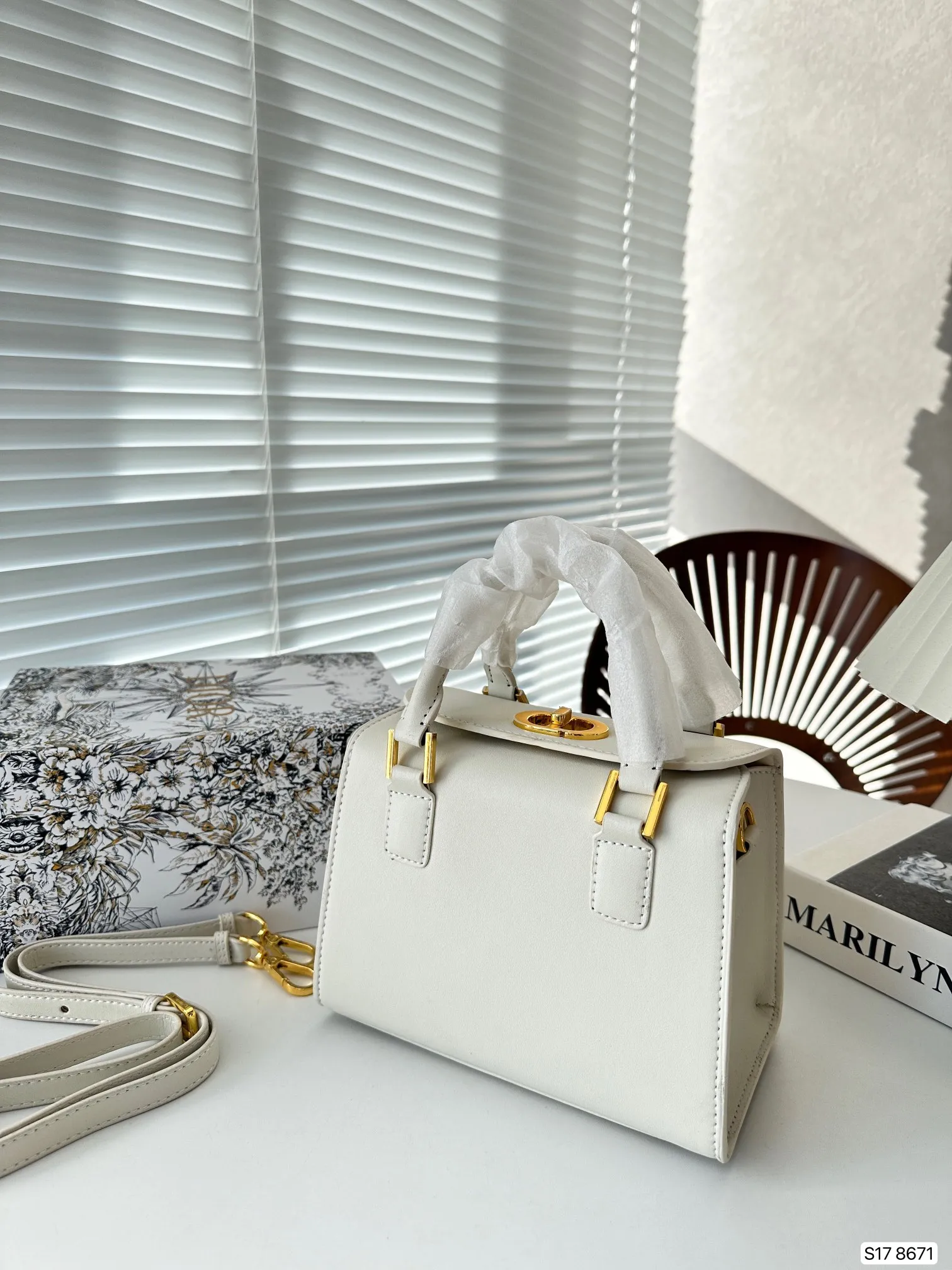【DIOR  公式旗艦店】ディオール  ハンドバッグ 当日出荷 好評に付き再入荷！20*15CM