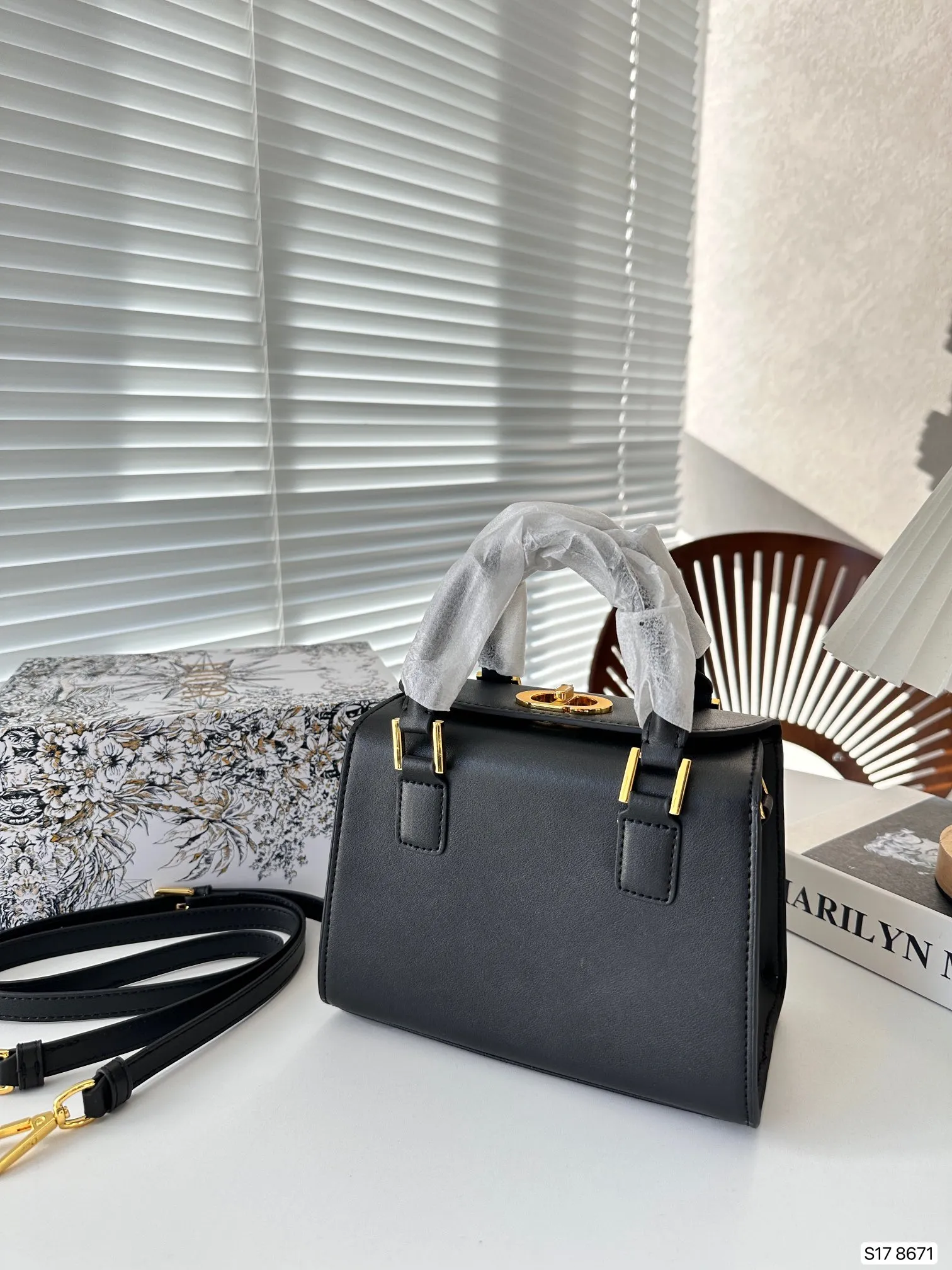 【DIOR  公式旗艦店】ディオール  ハンドバッグ 当日出荷 好評に付き再入荷！20*15CM