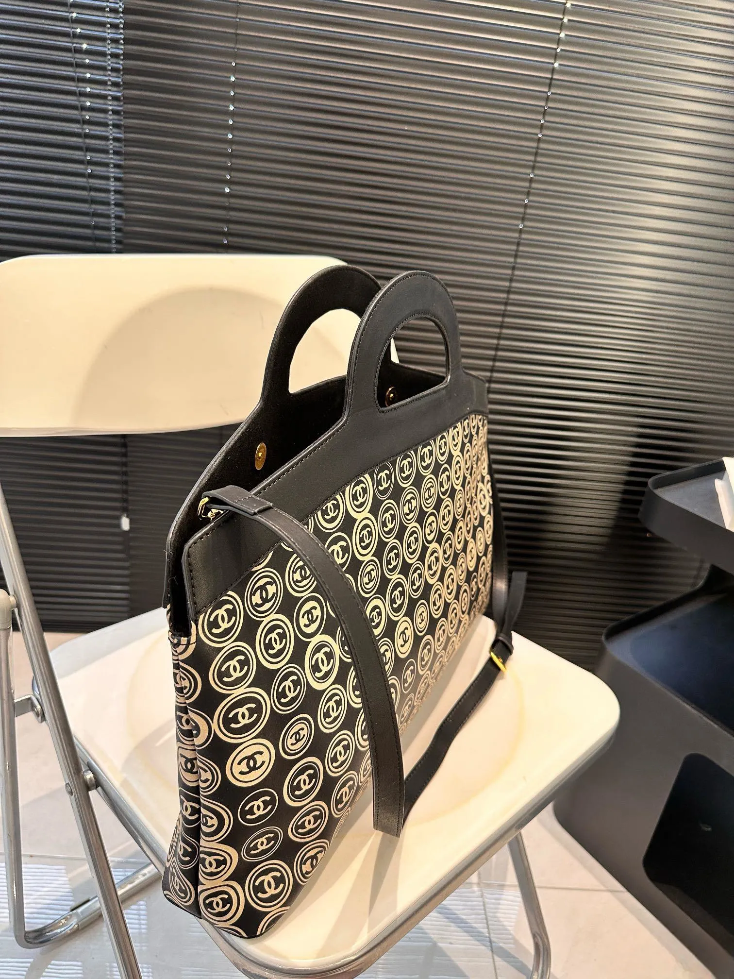 【CHANEL 公式旗艦店】シャネル 斜めがけバッグ 当日出荷 好評に付き再入荷！45*28CM  240723