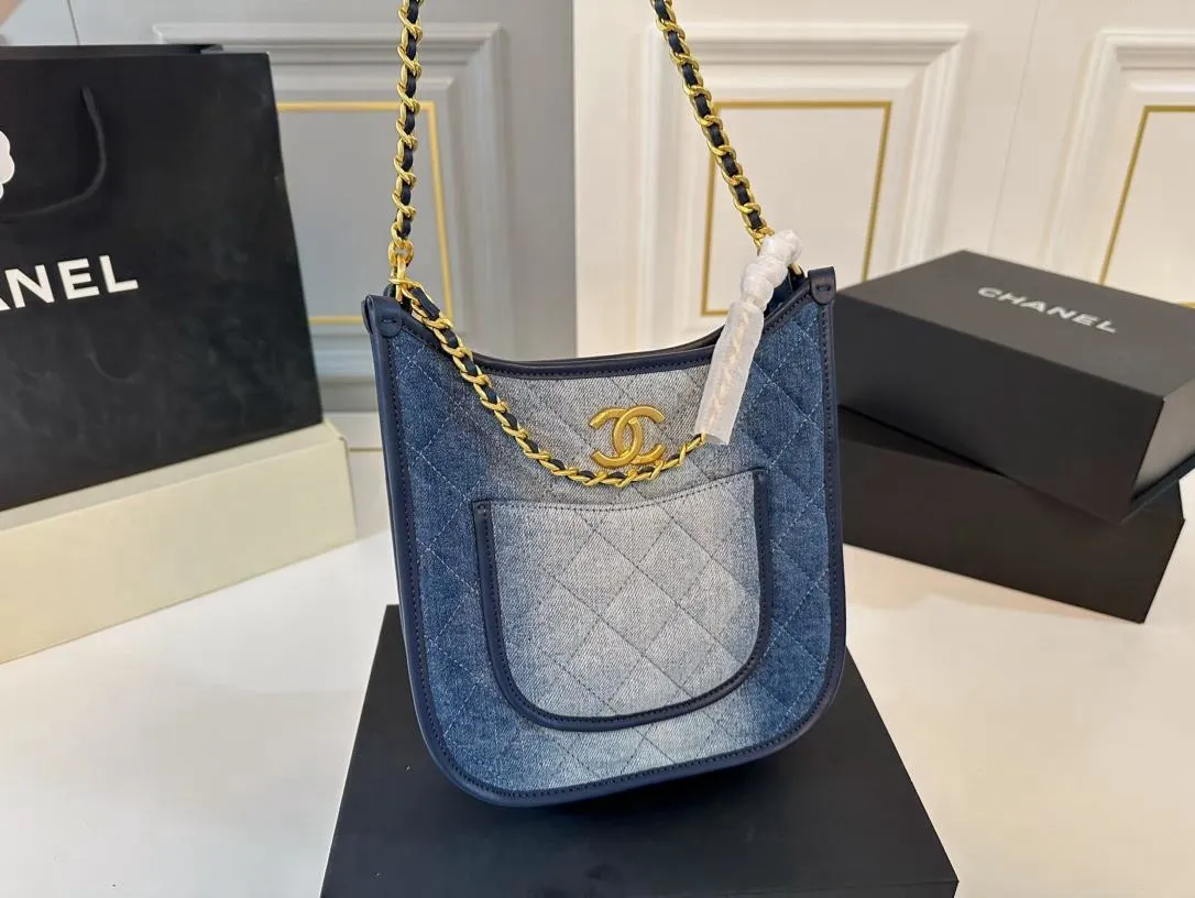 【CHANEL 公式旗艦店】シャネル 斜めがけバッグ 当日出荷 好評に付き再入荷！22*21CM  240723