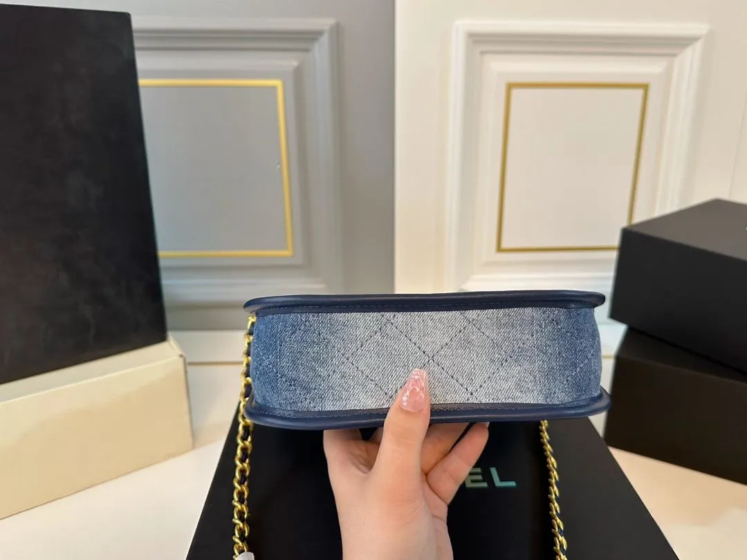 【CHANEL 公式旗艦店】シャネル 斜めがけバッグ 当日出荷 好評に付き再入荷！22*21CM  240723