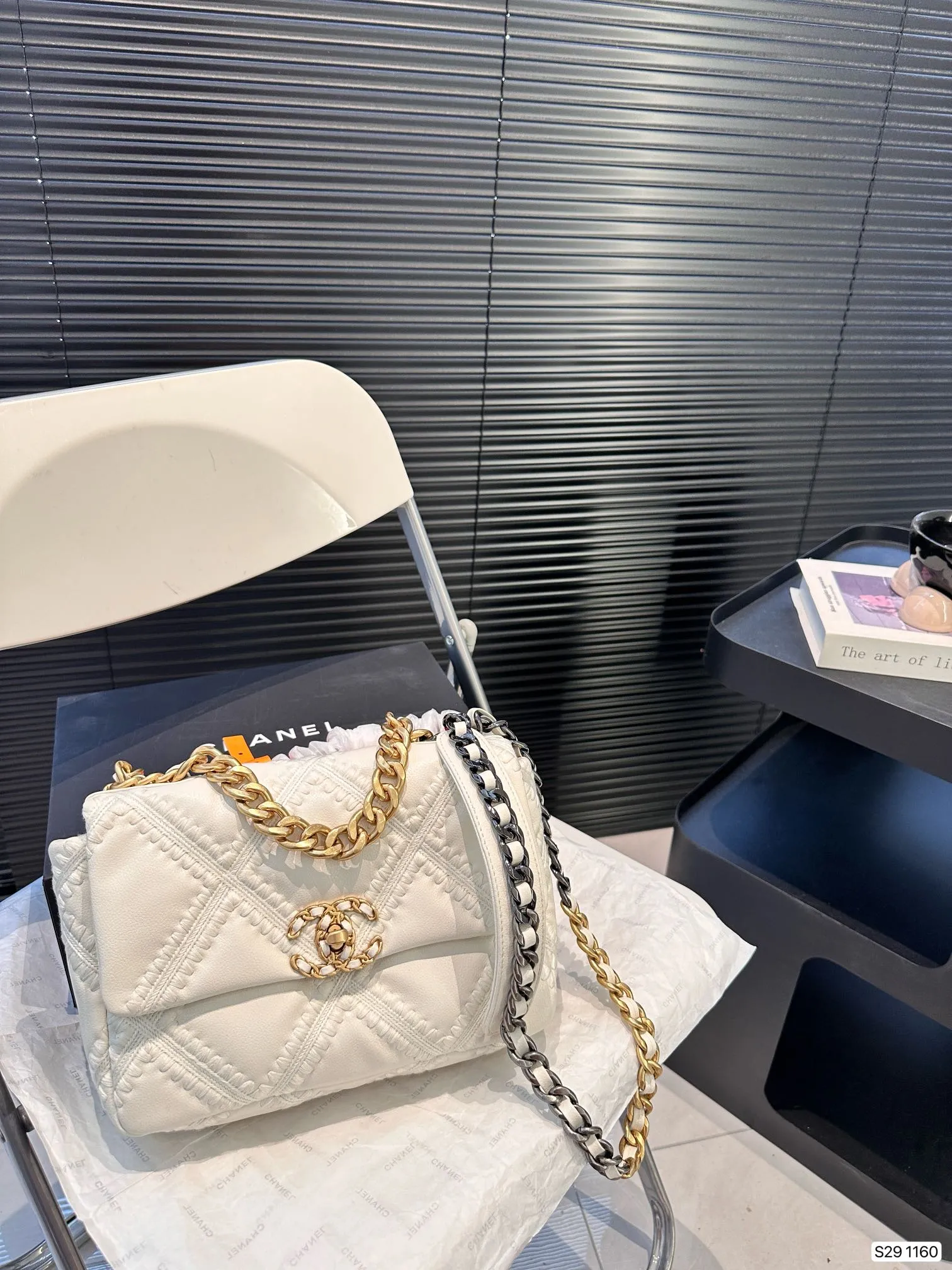 【CHANEL 公式旗艦店】シャネル 斜めがけバッグ 当日出荷 好評に付き再入荷！25*17CM  240723