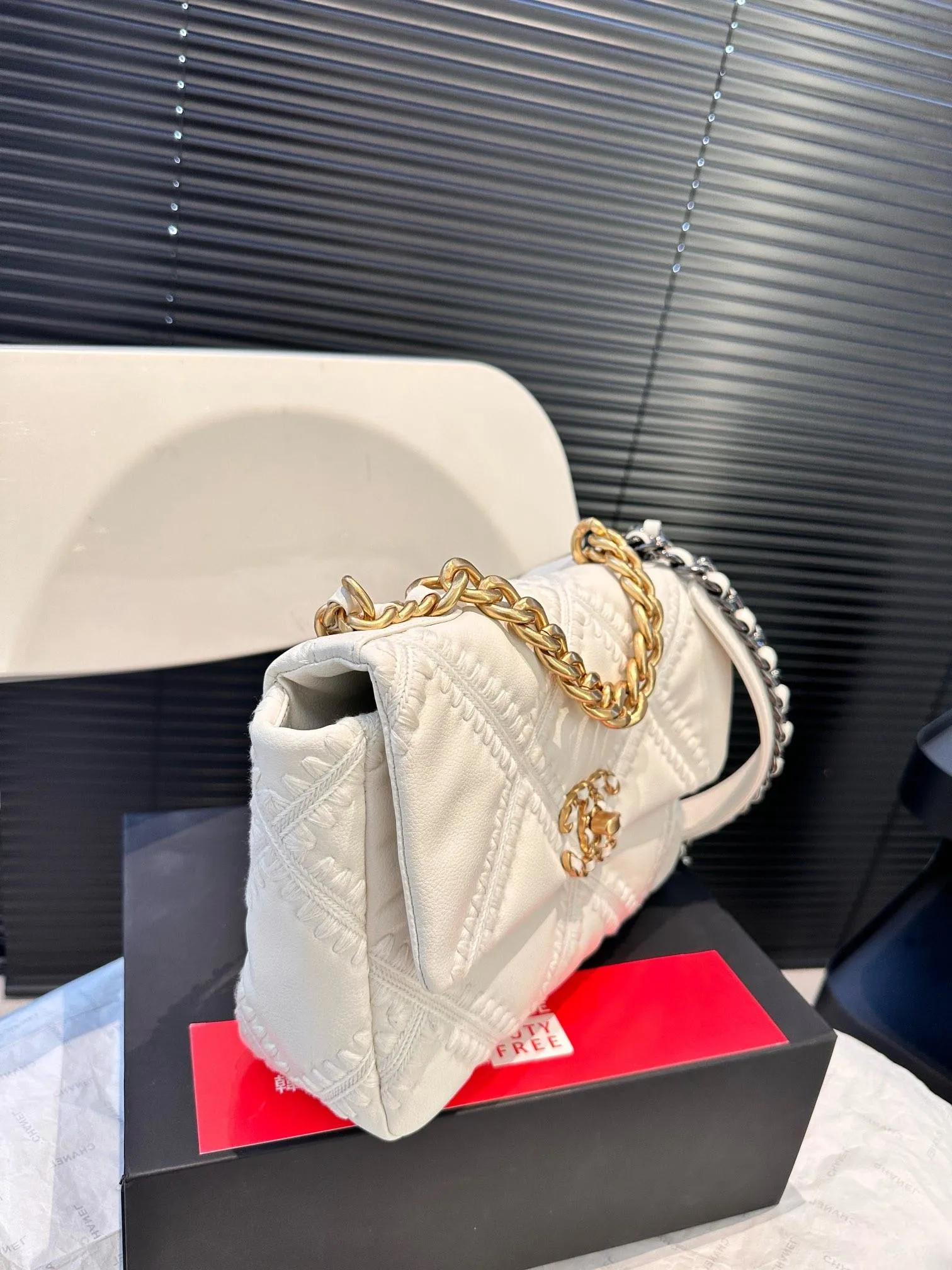 【CHANEL 公式旗艦店】シャネル 斜めがけバッグ 当日出荷 好評に付き再入荷！25*17CM  240723