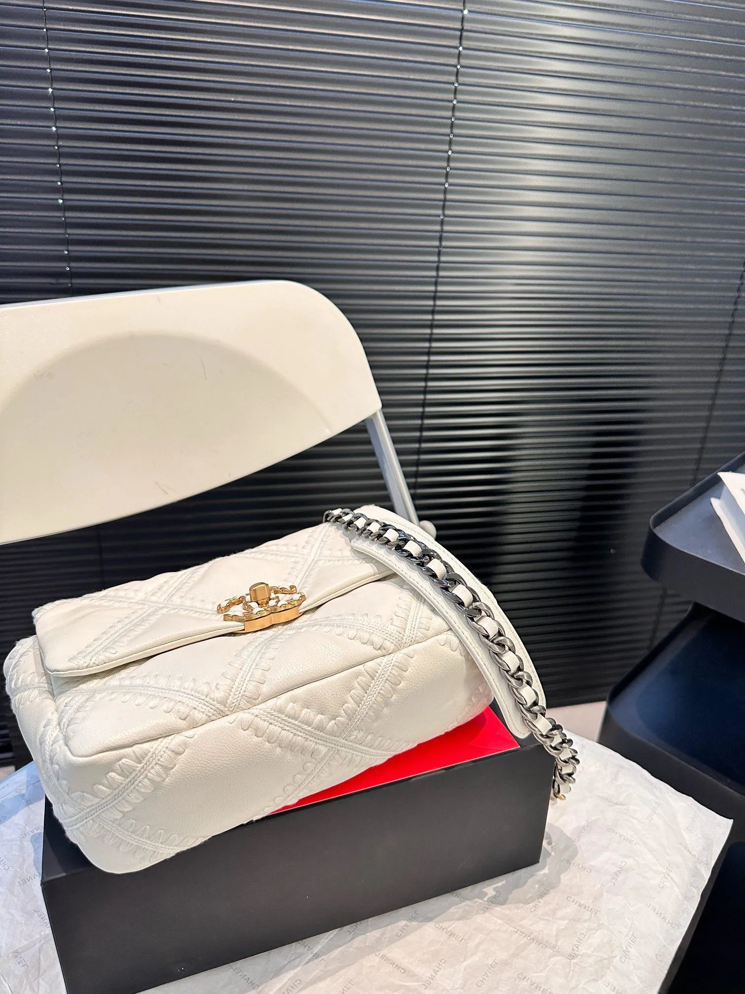 【CHANEL 公式旗艦店】シャネル 斜めがけバッグ 当日出荷 好評に付き再入荷！25*17CM  240723