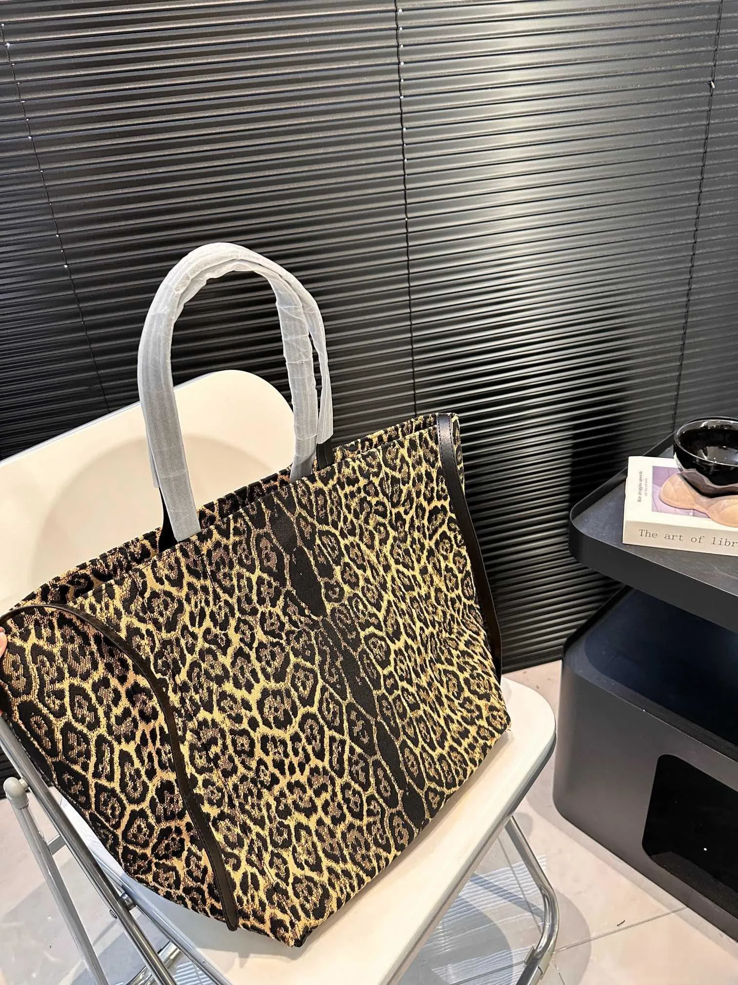 【CELINE 公式旗艦店】セリーヌ ハンドバッグ 当日出荷 好評に付き再入荷！29*34CM  1240723