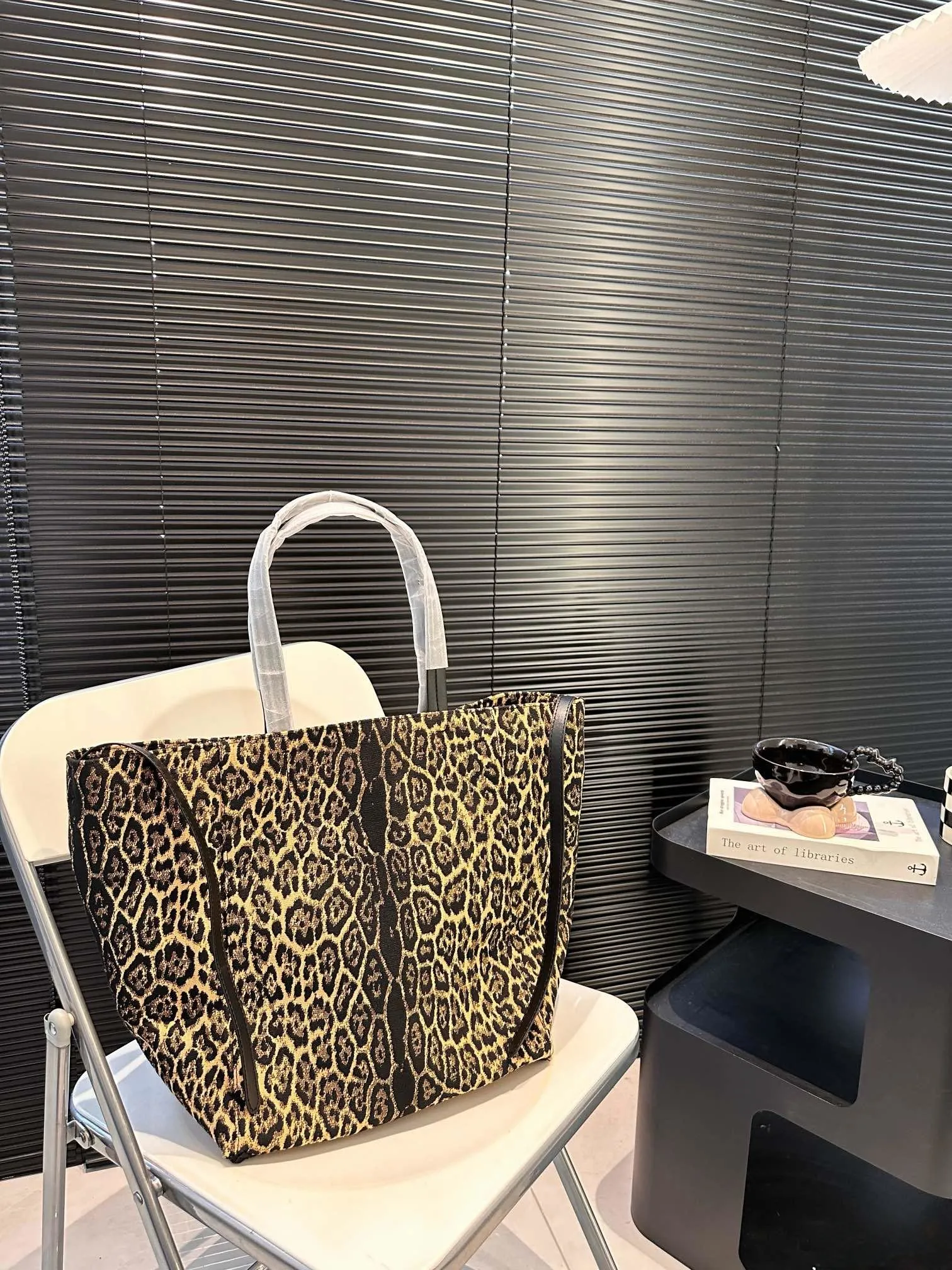 【CELINE 公式旗艦店】セリーヌ ハンドバッグ 当日出荷 好評に付き再入荷！29*34CM  1240723