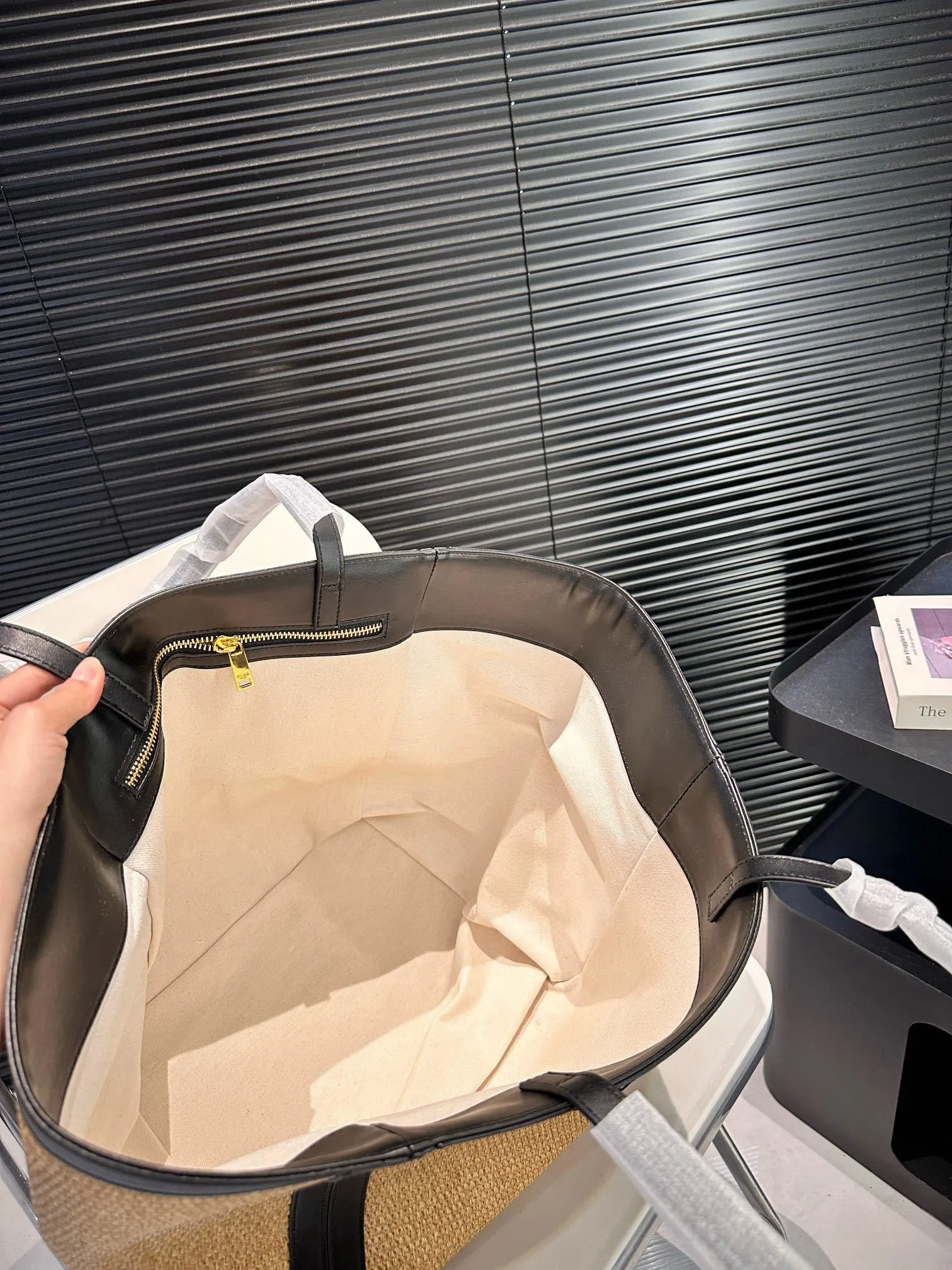 【CELINE 公式旗艦店】セリーヌ ハンドバッグ 当日出荷 好評に付き再入荷！27*31CM  1240723