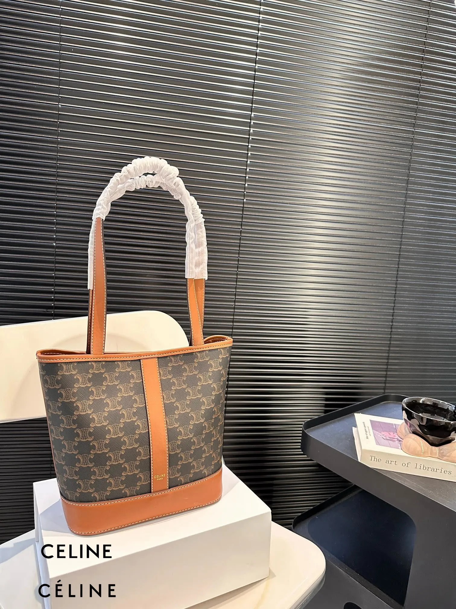 【CELINE 公式旗艦店】セリーヌ ハンドバッグ 当日出荷 好評に付き再入荷！22*23CM  1240723