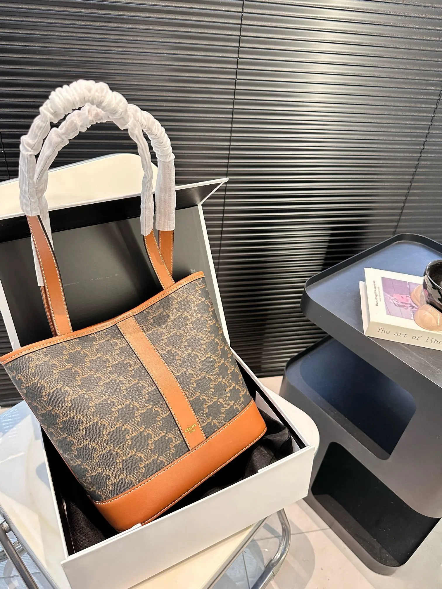 【CELINE 公式旗艦店】セリーヌ ハンドバッグ 当日出荷 好評に付き再入荷！22*23CM  1240723