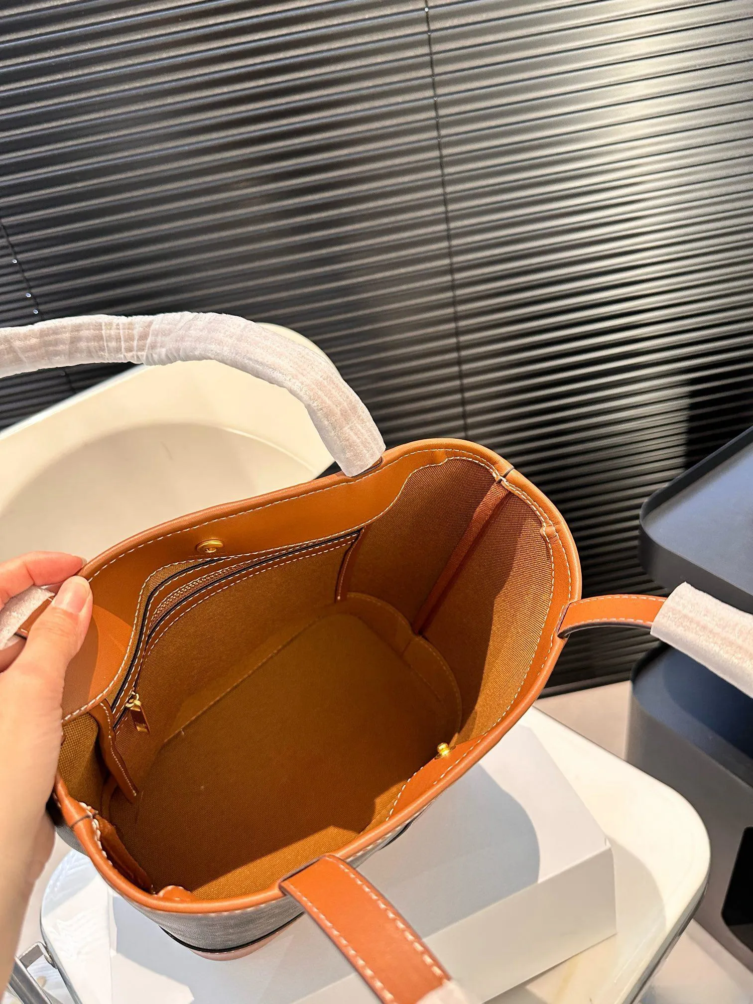 【CELINE 公式旗艦店】セリーヌ ハンドバッグ 当日出荷 好評に付き再入荷！22*23CM  1240723