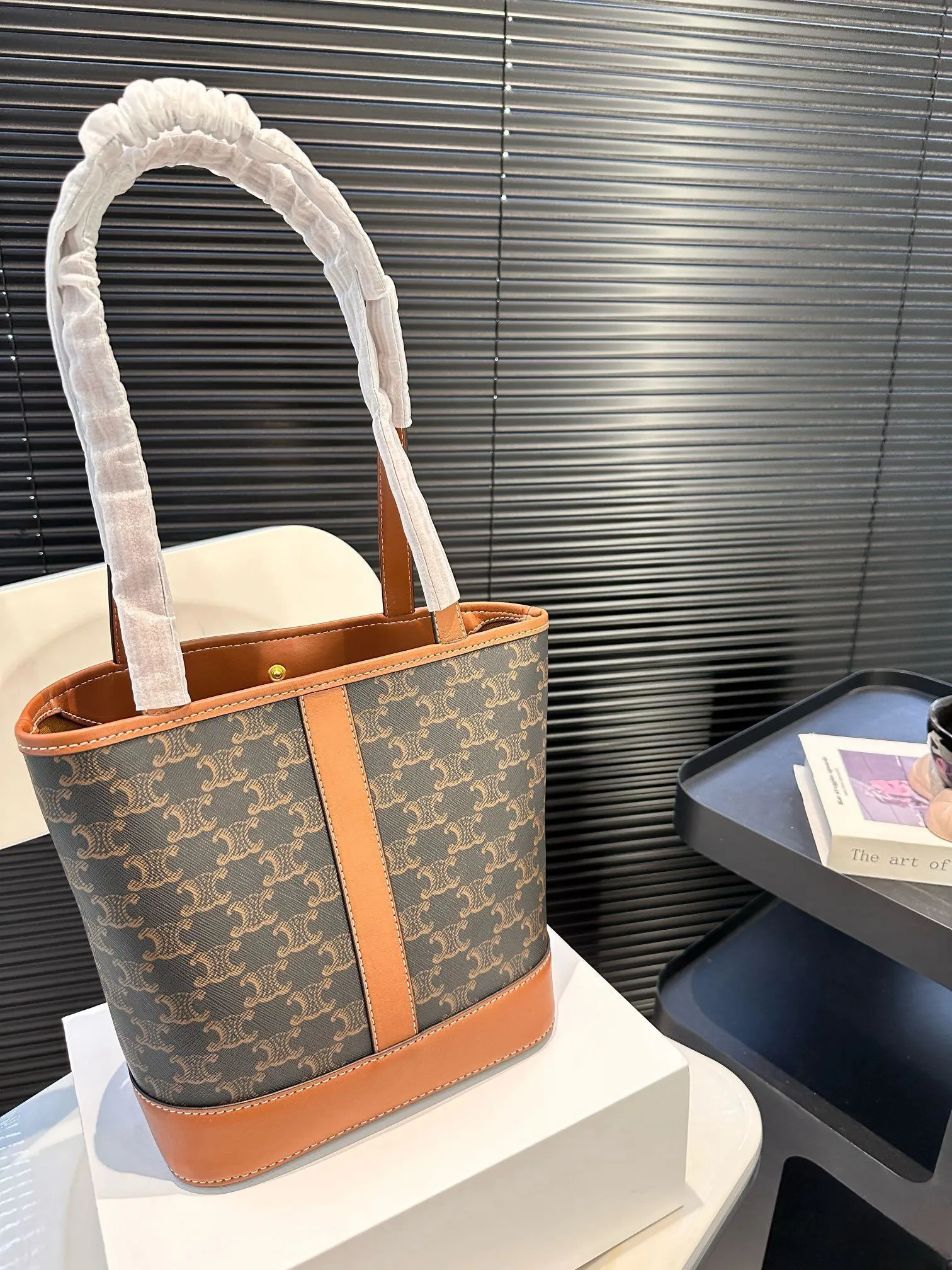 【CELINE 公式旗艦店】セリーヌ ハンドバッグ 当日出荷 好評に付き再入荷！22*23CM  1240723
