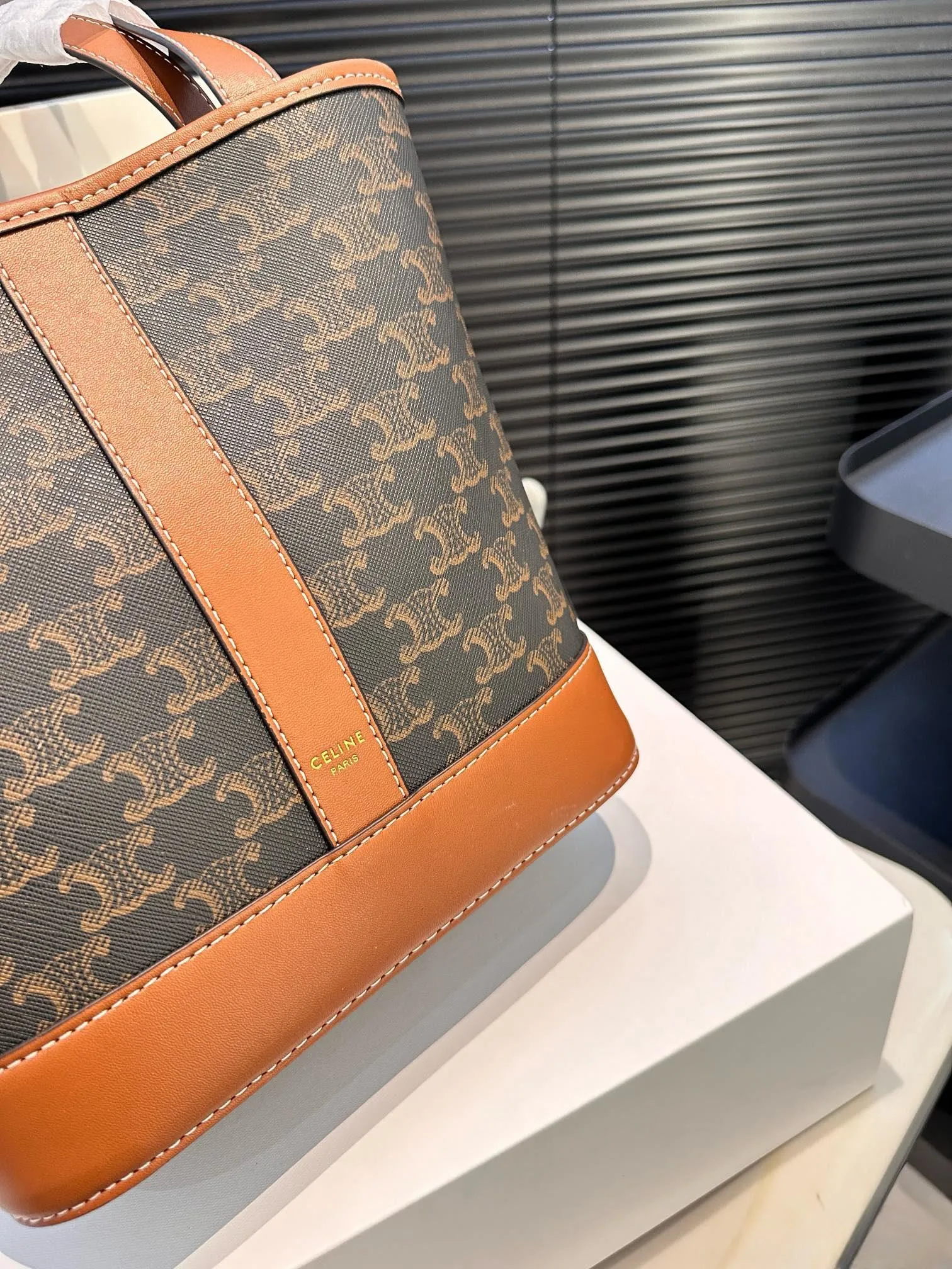【CELINE 公式旗艦店】セリーヌ ハンドバッグ 当日出荷 好評に付き再入荷！22*23CM  1240723