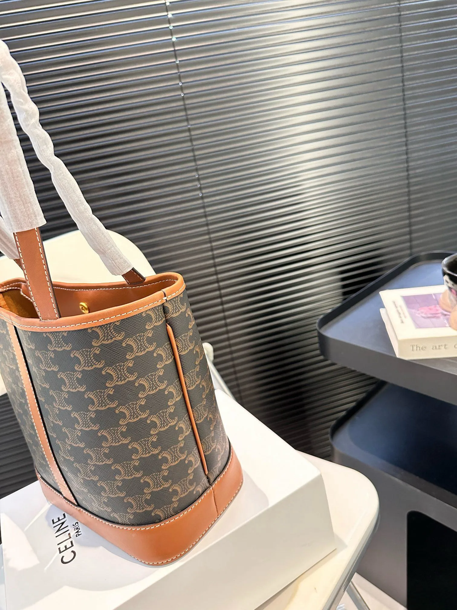 【CELINE 公式旗艦店】セリーヌ ハンドバッグ 当日出荷 好評に付き再入荷！22*23CM  1240723