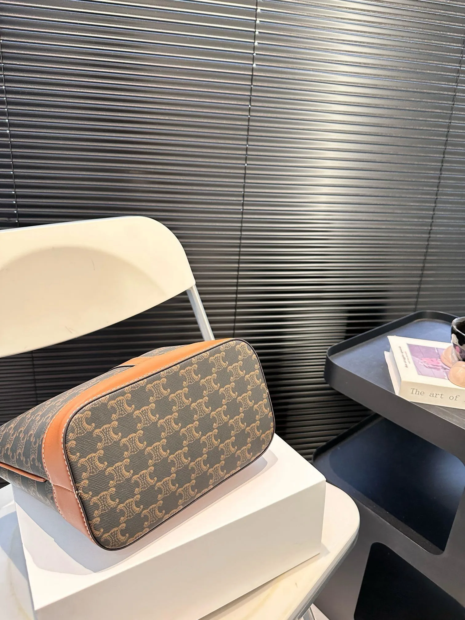 【CELINE 公式旗艦店】セリーヌ ハンドバッグ 当日出荷 好評に付き再入荷！22*23CM  1240723