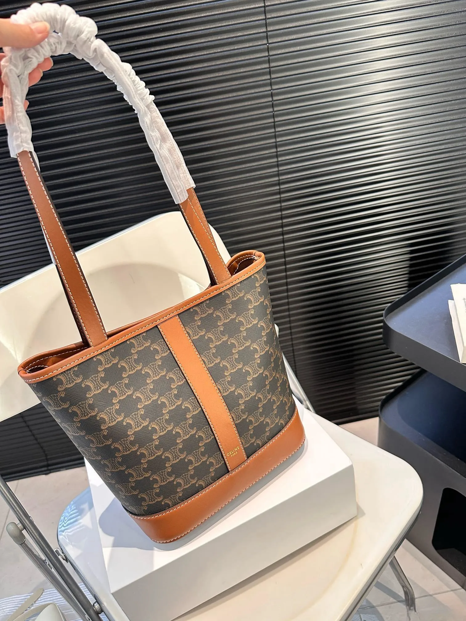 【CELINE 公式旗艦店】セリーヌ ハンドバッグ 当日出荷 好評に付き再入荷！22*23CM  1240723