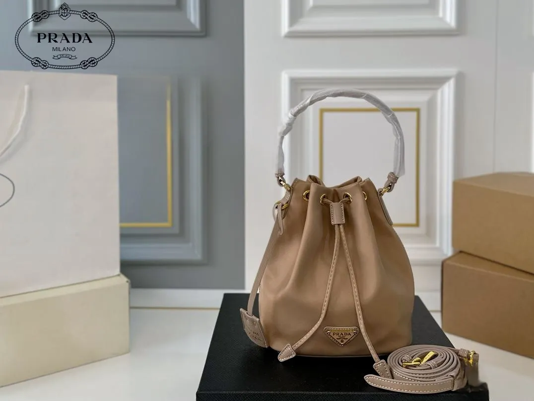 【PRADA  公式 旗艦店】プラダ  ハンドバッグ 当日出荷 好評に付き再入荷！16*19CM  240719