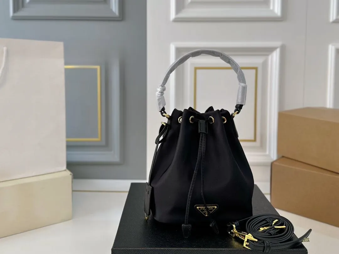 【PRADA  公式 旗艦店】プラダ  ハンドバッグ 当日出荷 好評に付き再入荷！16*19CM  240719