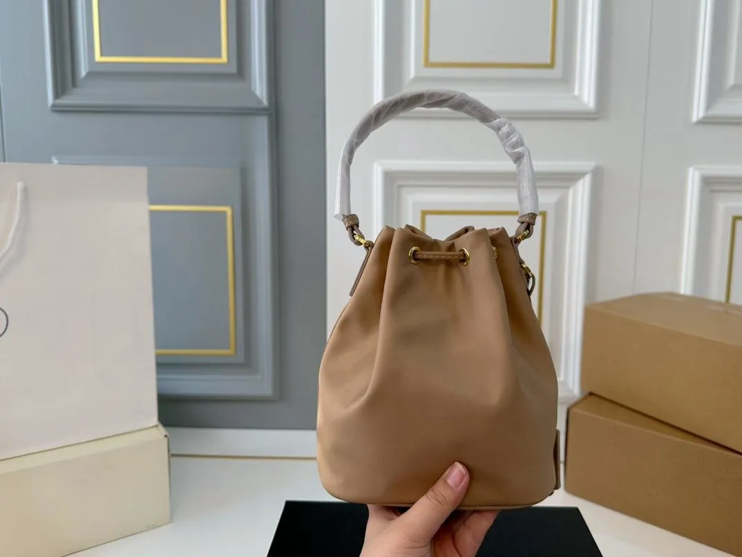 【PRADA  公式 旗艦店】プラダ  ハンドバッグ 当日出荷 好評に付き再入荷！16*19CM  240719