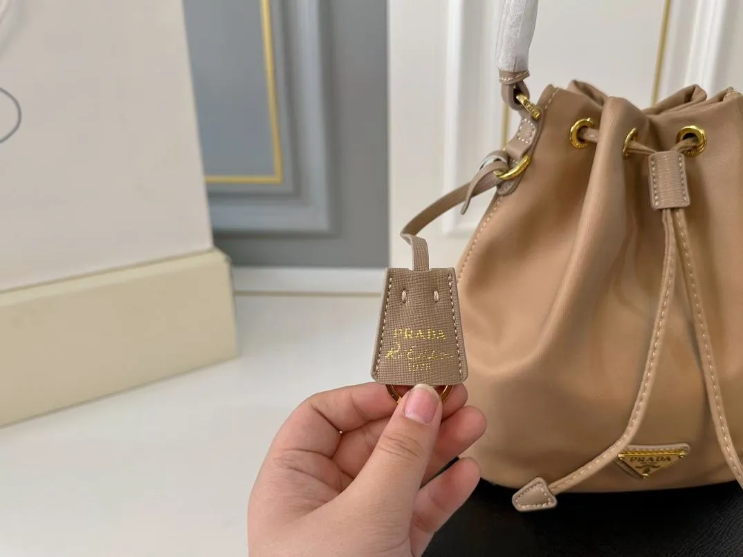 【PRADA  公式 旗艦店】プラダ  ハンドバッグ 当日出荷 好評に付き再入荷！16*19CM  240719