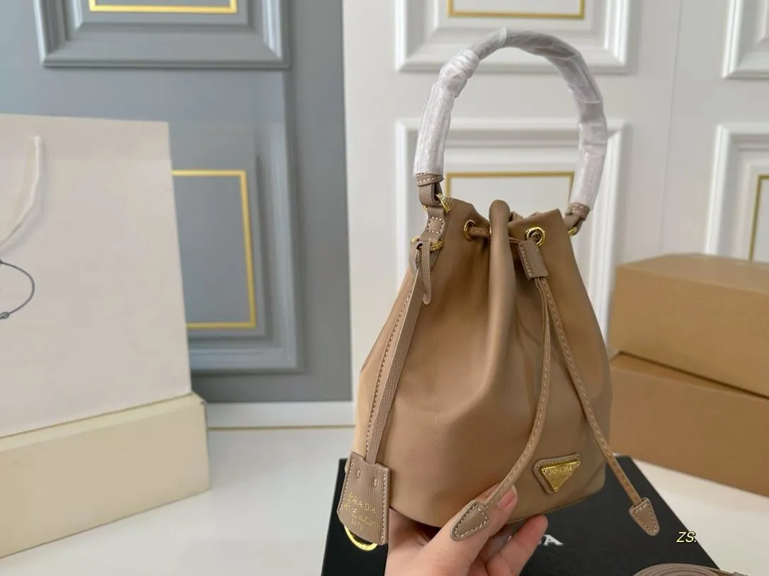 【PRADA  公式 旗艦店】プラダ  ハンドバッグ 当日出荷 好評に付き再入荷！16*19CM  240719