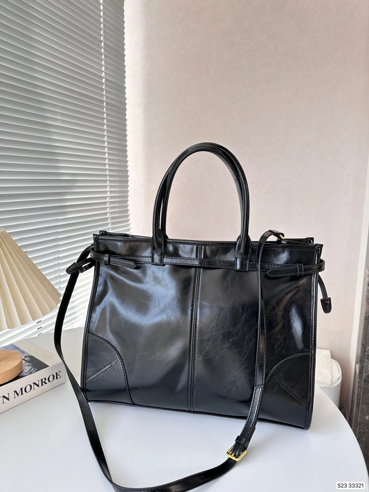 【PRADA 公式旗艦店】 プラダ  斜めがけバッグ当日出荷 好評に付き再入荷38*30CM
